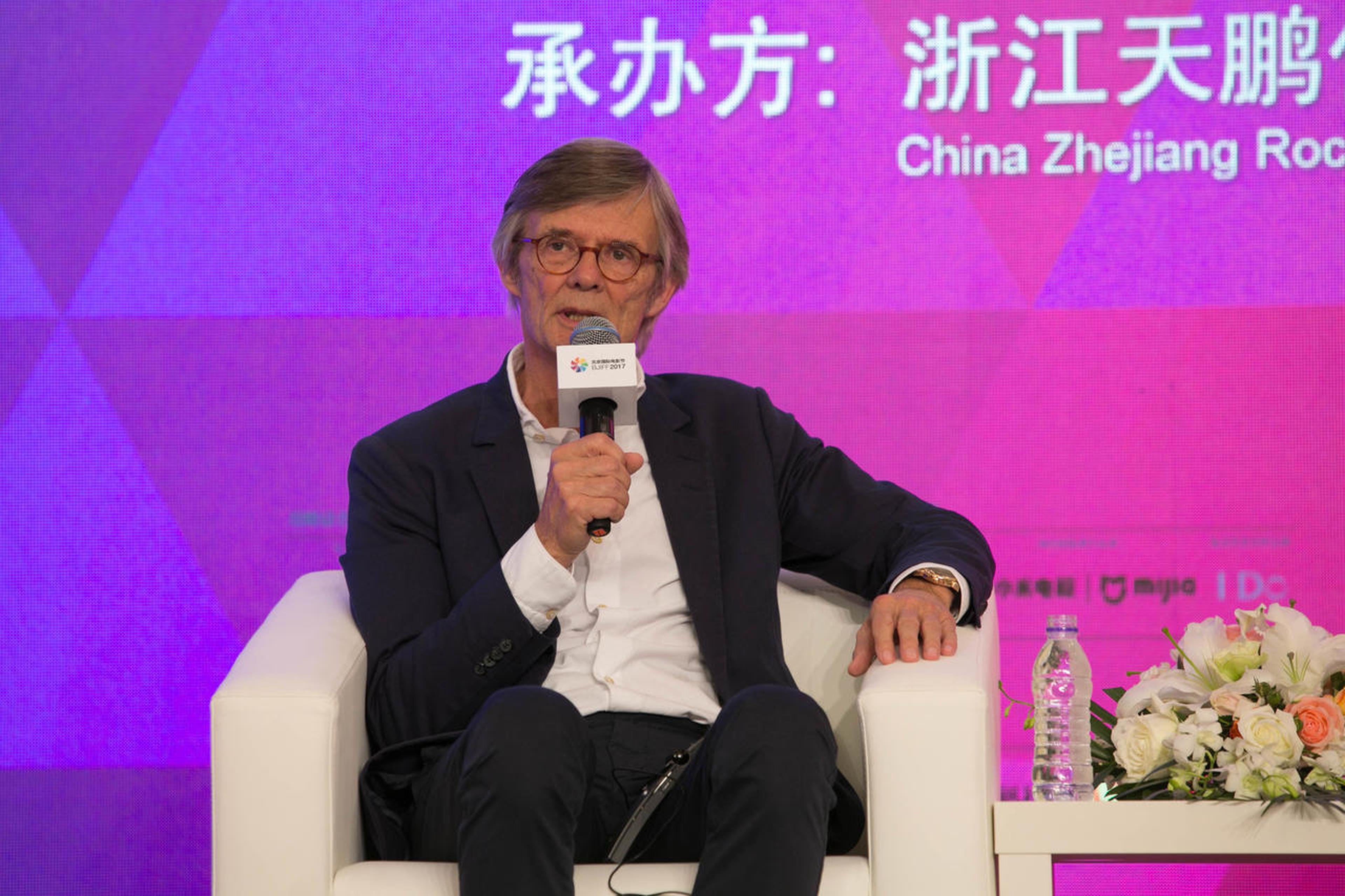 比利·奥古斯特执导中国题材新片《烽火芳菲》