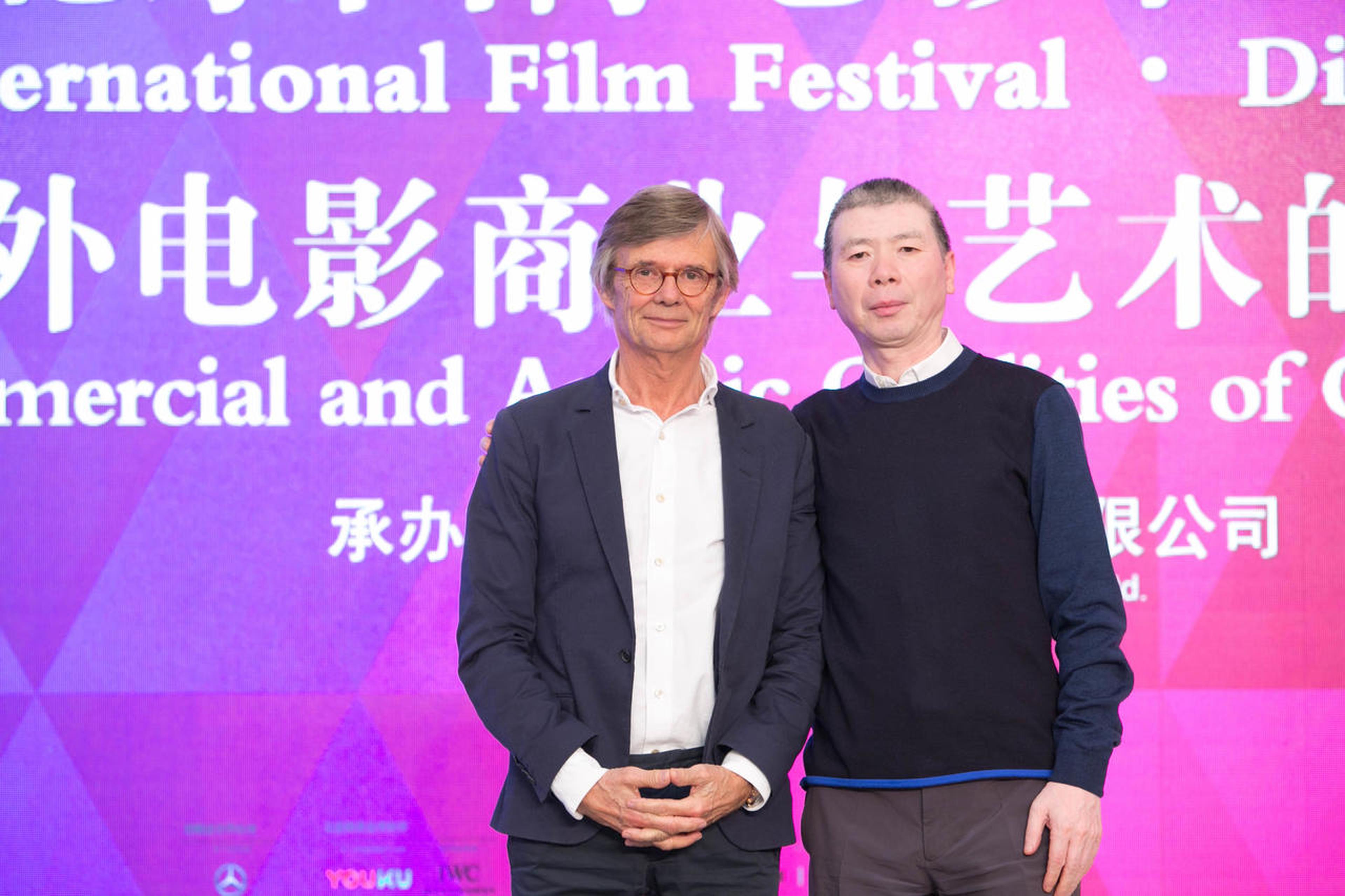 冯小刚与本届北京电影节“天坛奖”评委会主席、著名导演比利·奥古斯特合影