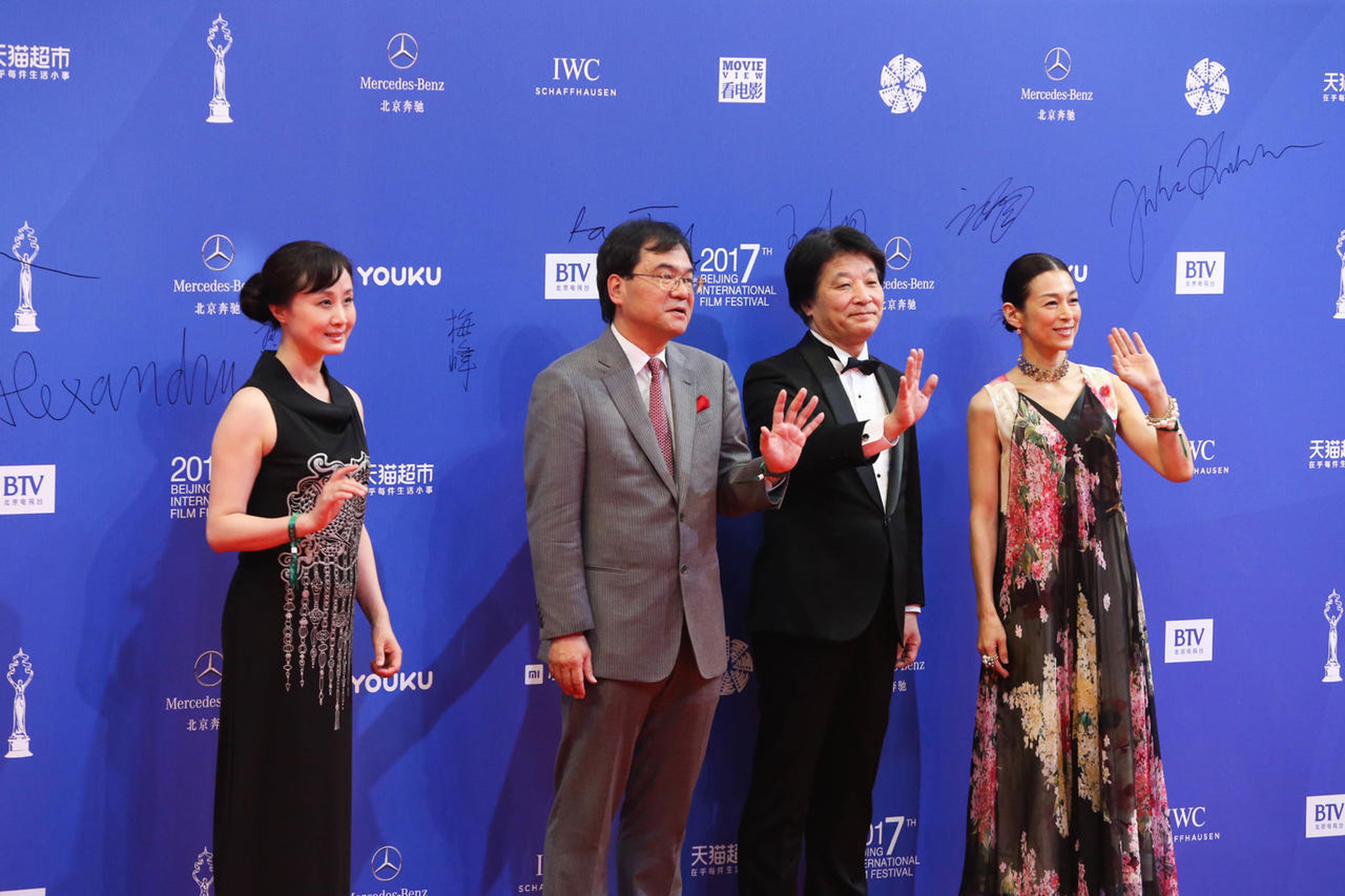 日本演员铃木保奈美及《卡农》剧组亮相红毯