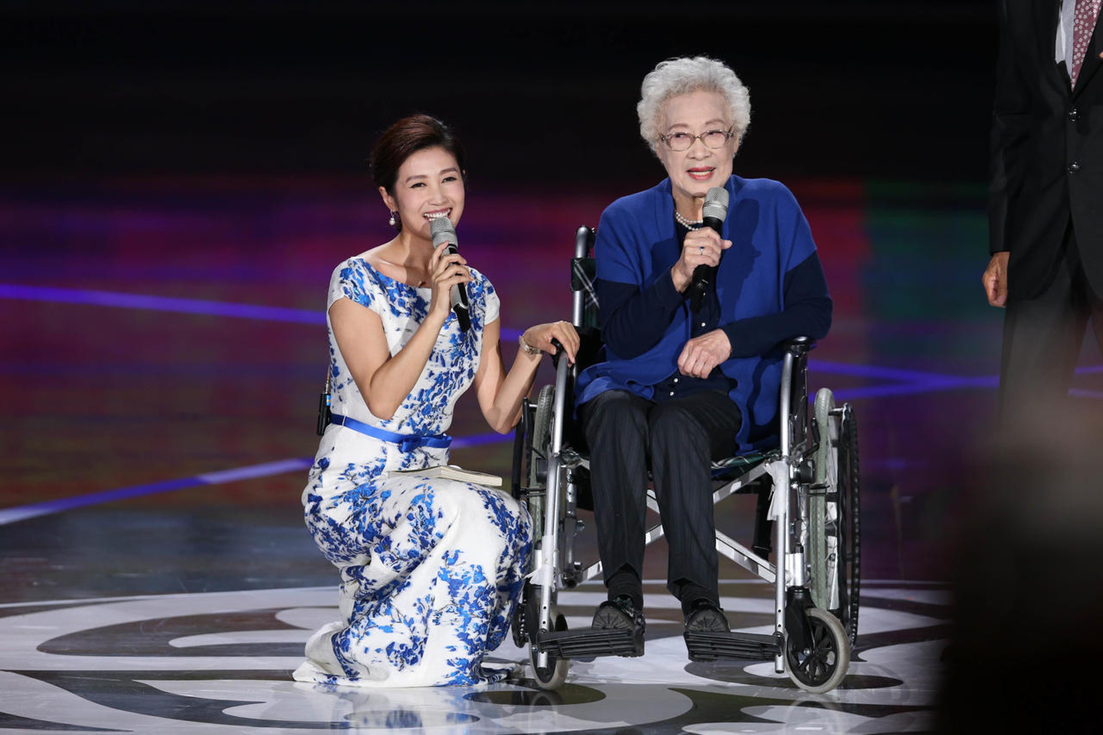 96岁的电影艺术家秦怡登台亮相，全场起立鼓掌