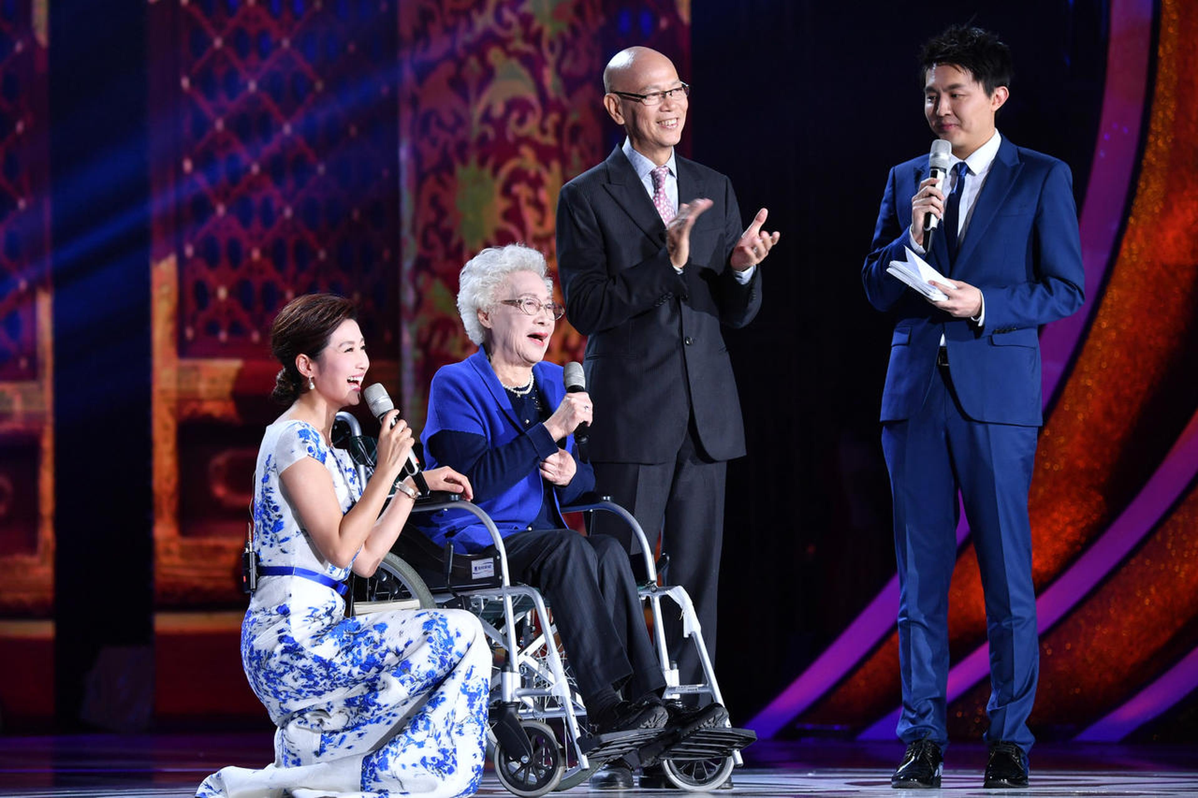 秦怡与罗家英登台亮相
