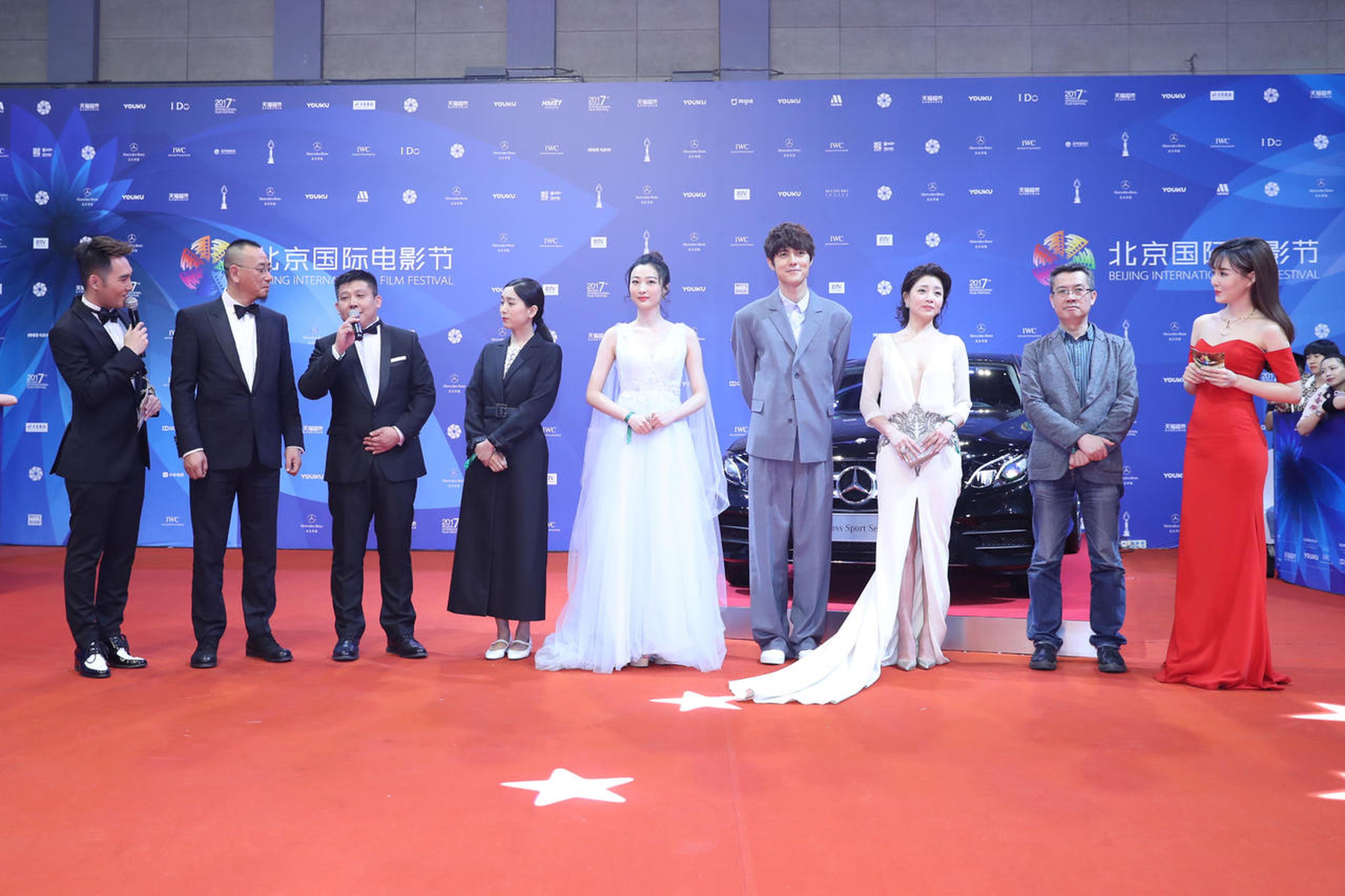 《不成问题的问题》剧组亮相红毯合影