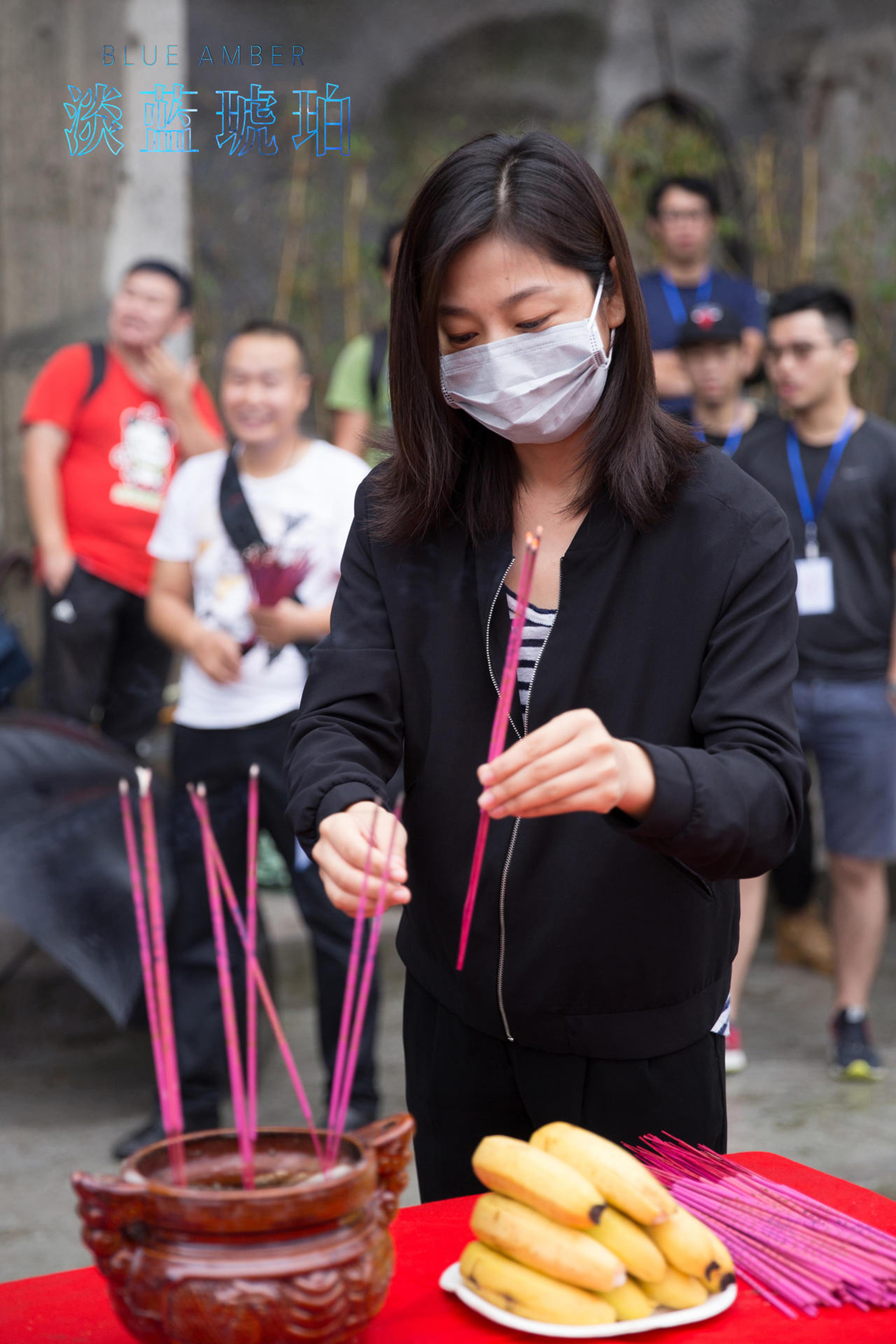 电影《淡蓝琥珀》主演王真儿出席开机现场