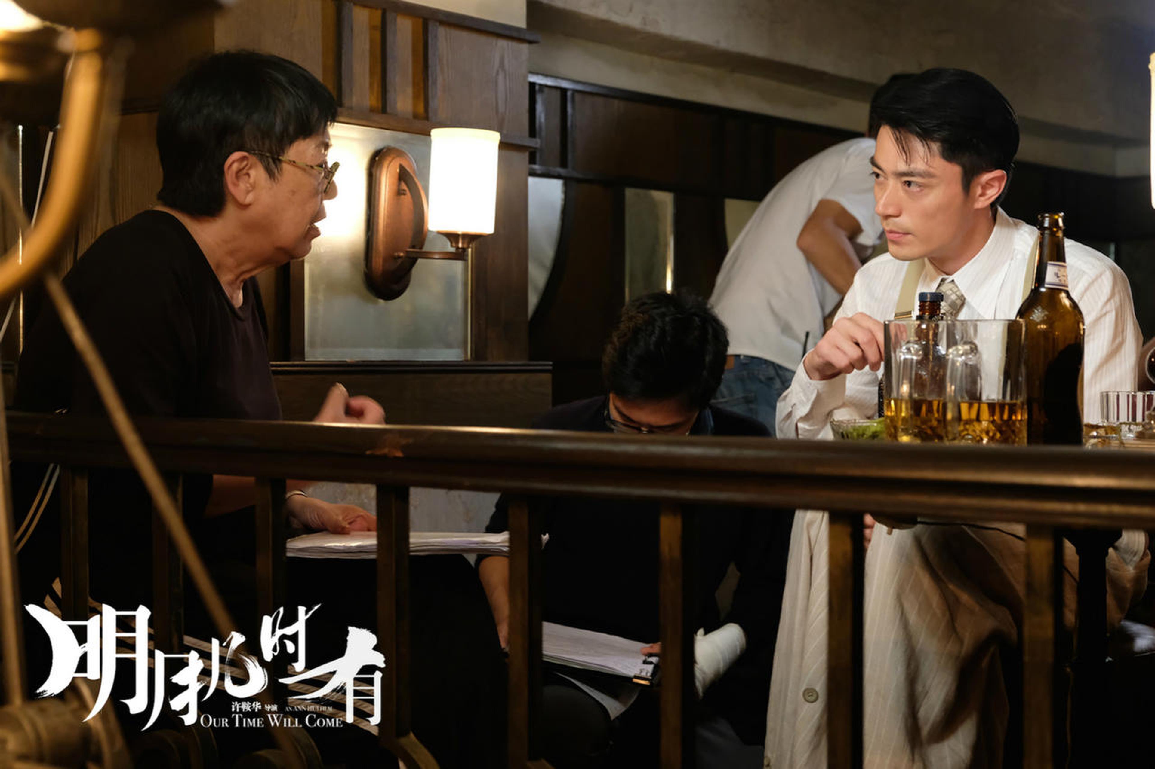 霍建华在片场与许鞍华导演交流