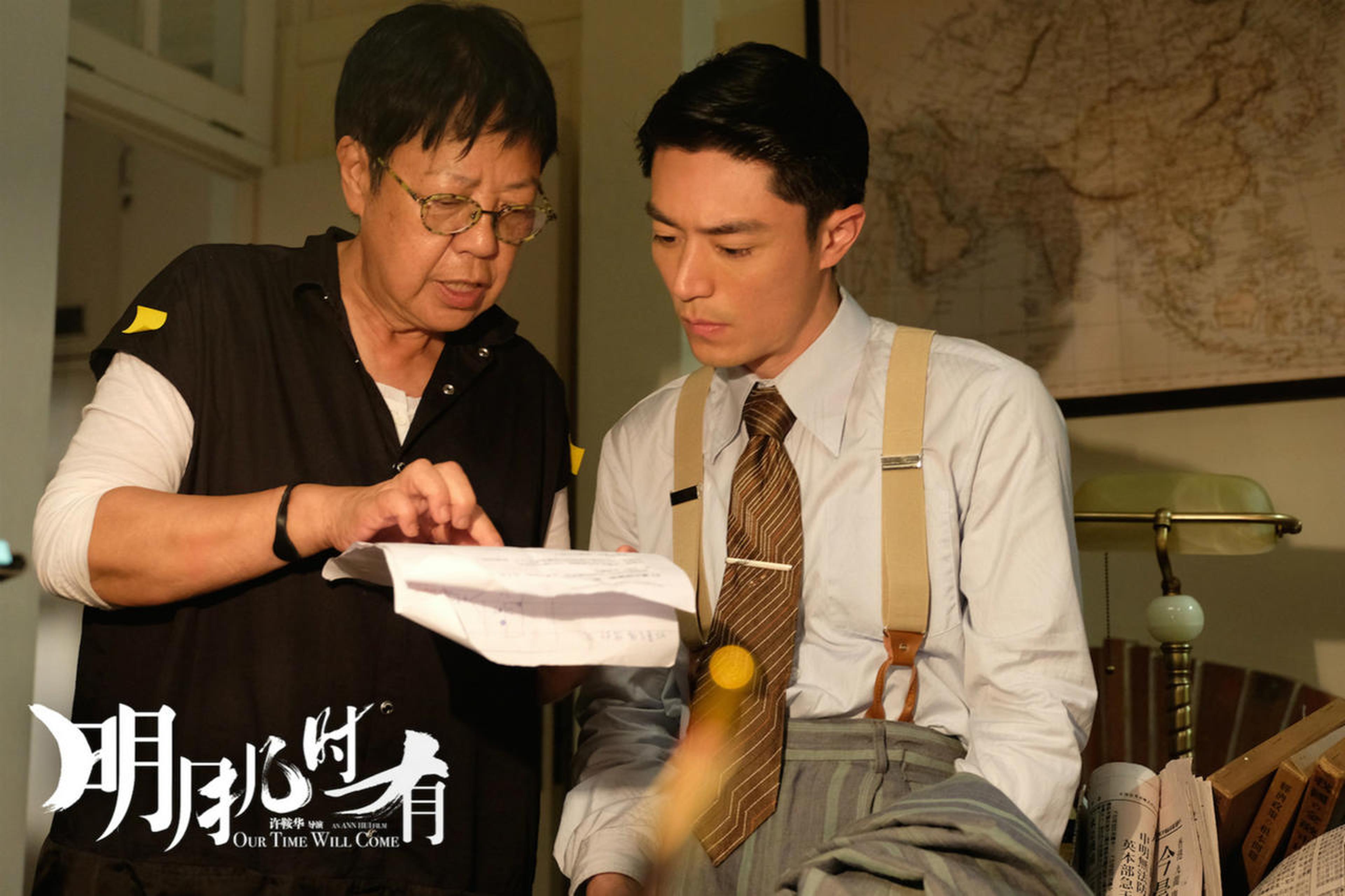 霍建华认真听导演说戏
