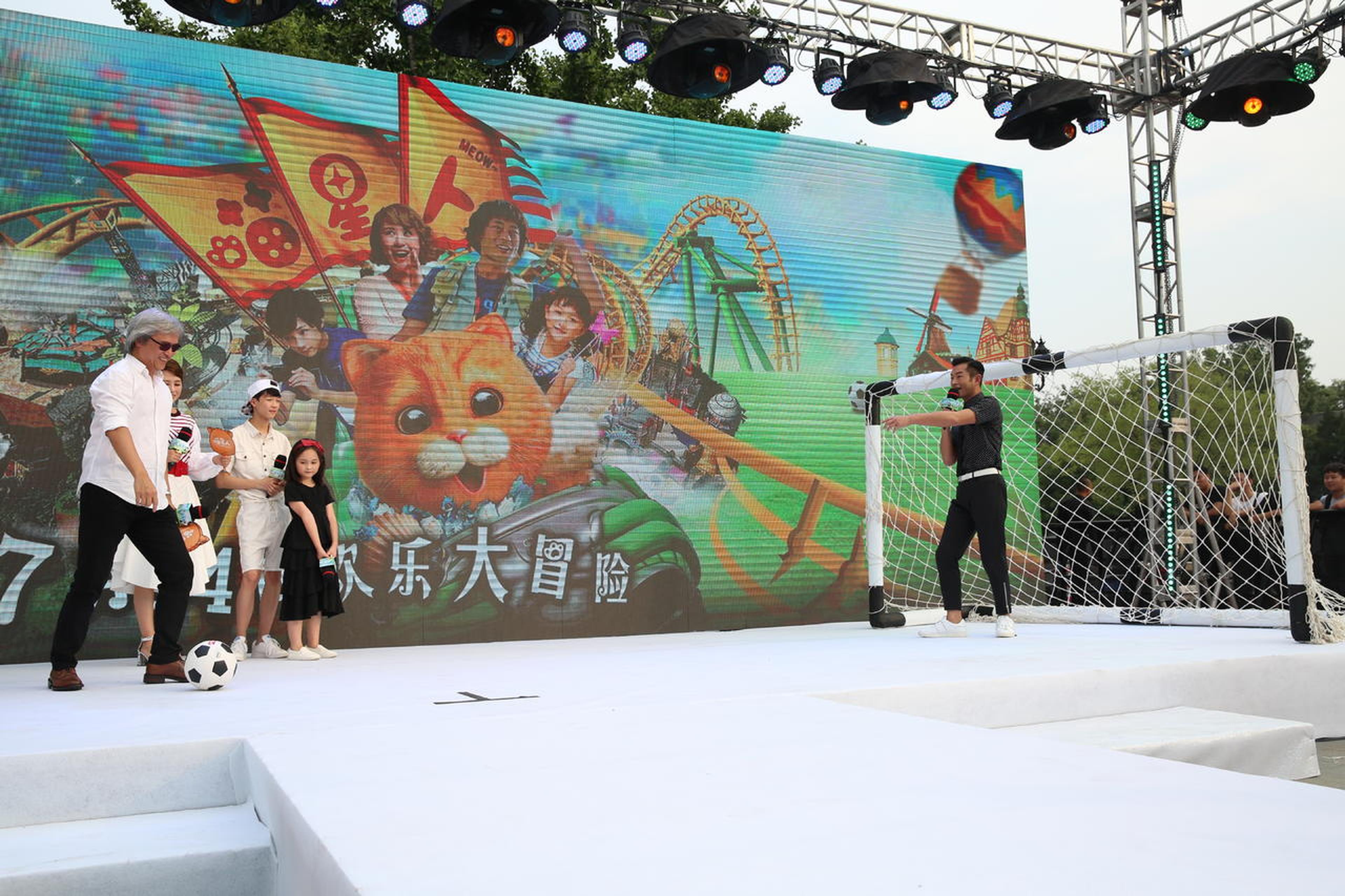 “猫奴一家”大展球技