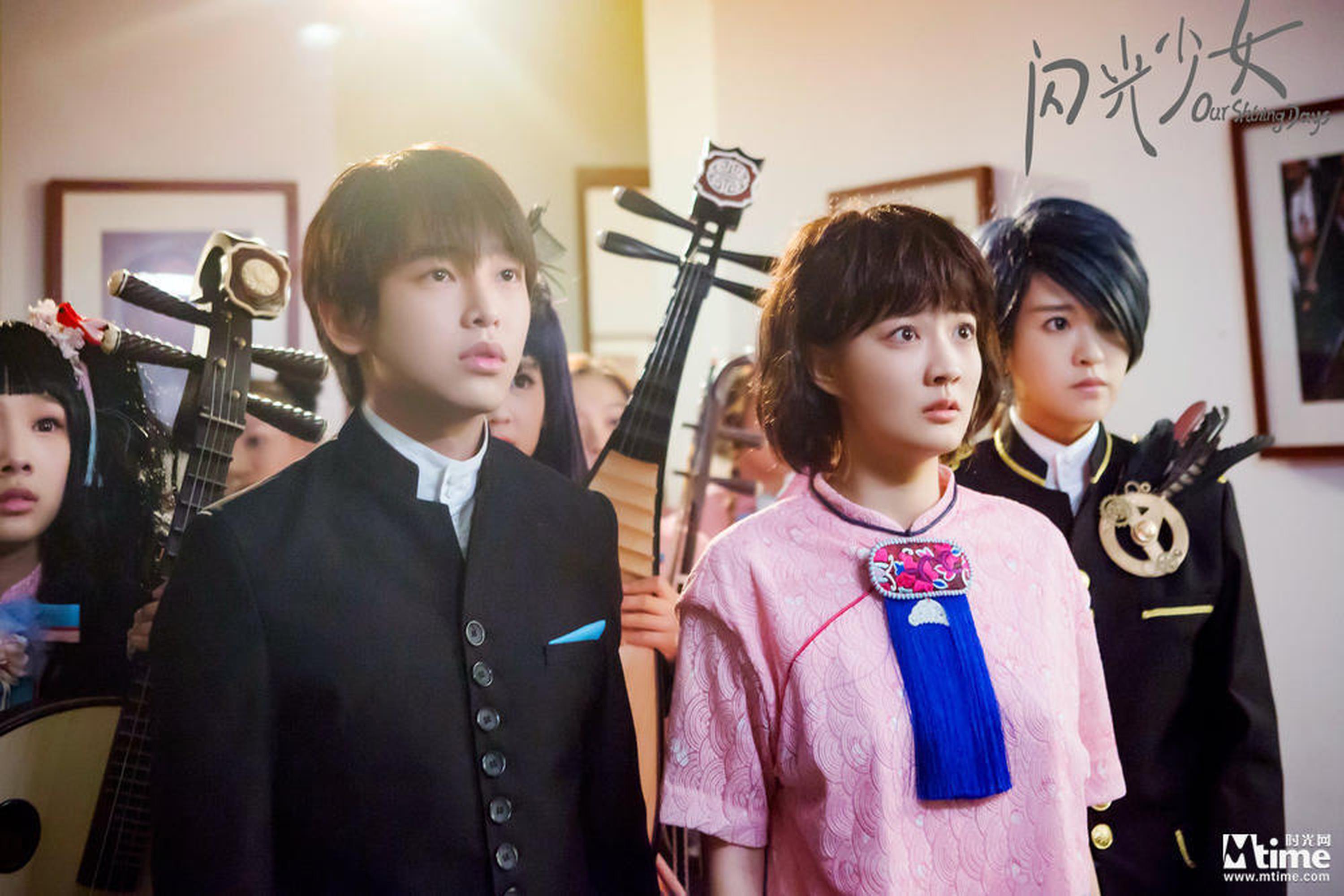 《闪光少女》讲述了一群热爱民乐的年轻人，与西洋音乐展开“二次元”大战的热血故事。