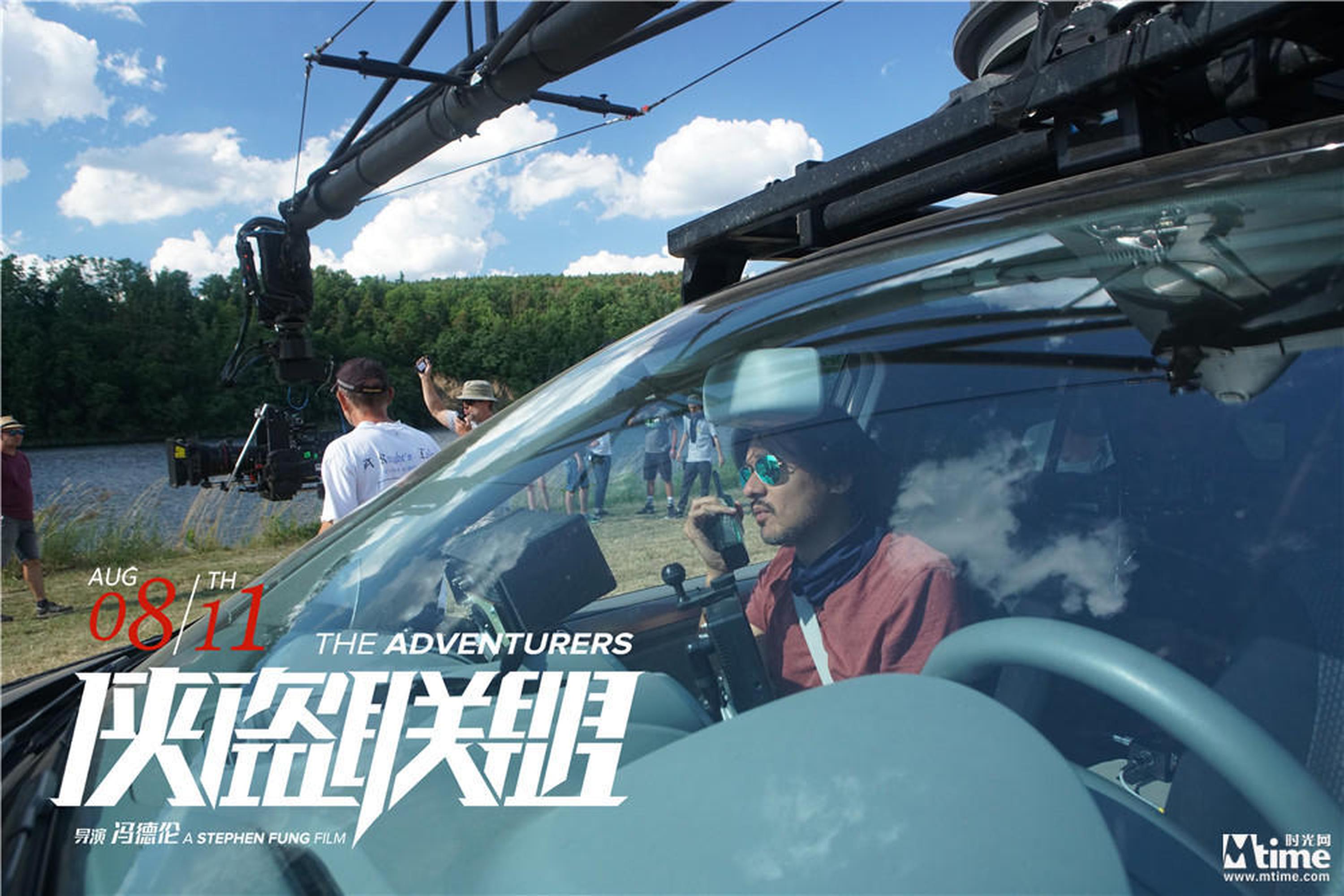 导演冯德伦在片场调度指挥