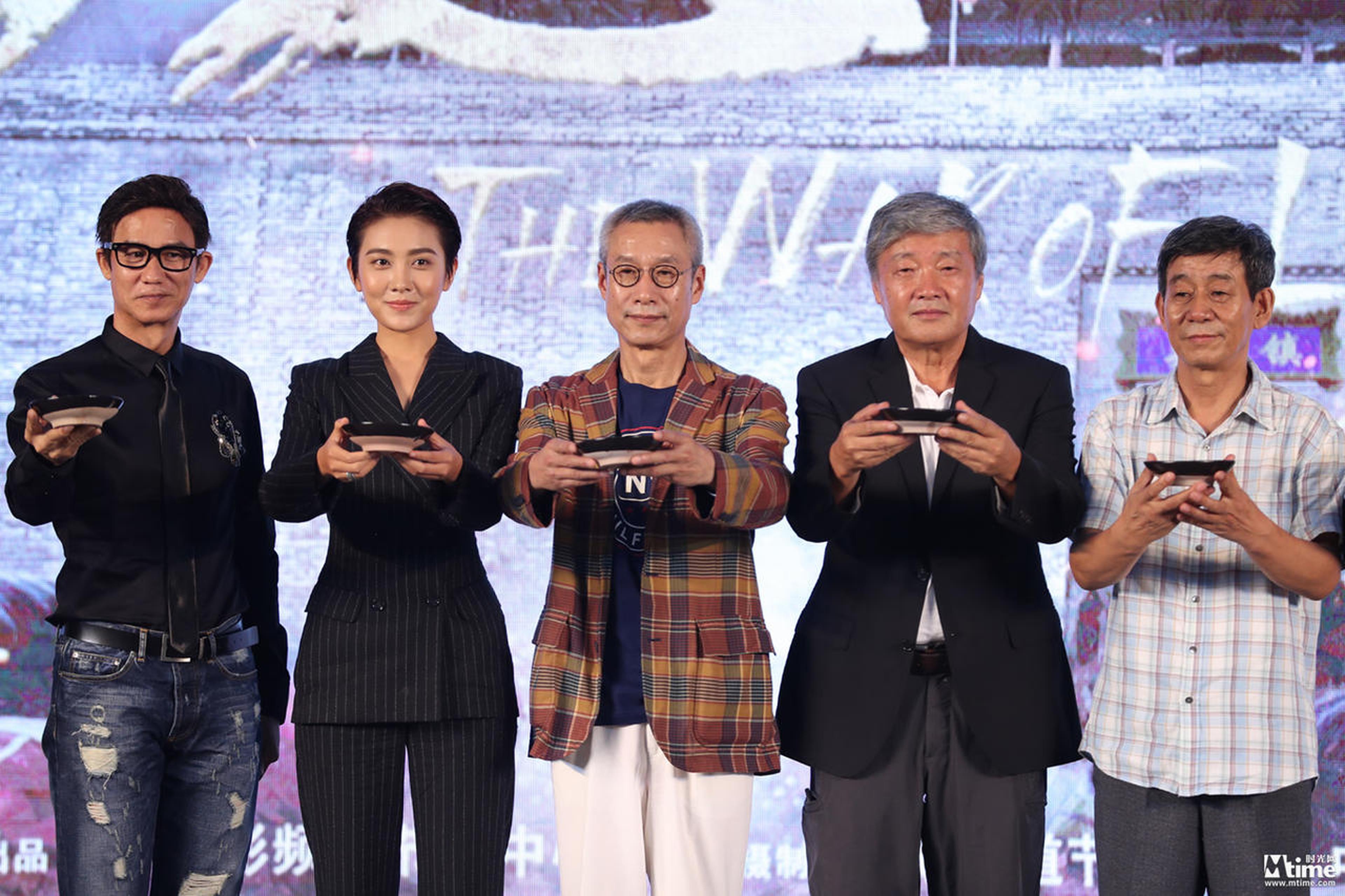 《龙之战》主创们共同捧起酒杯