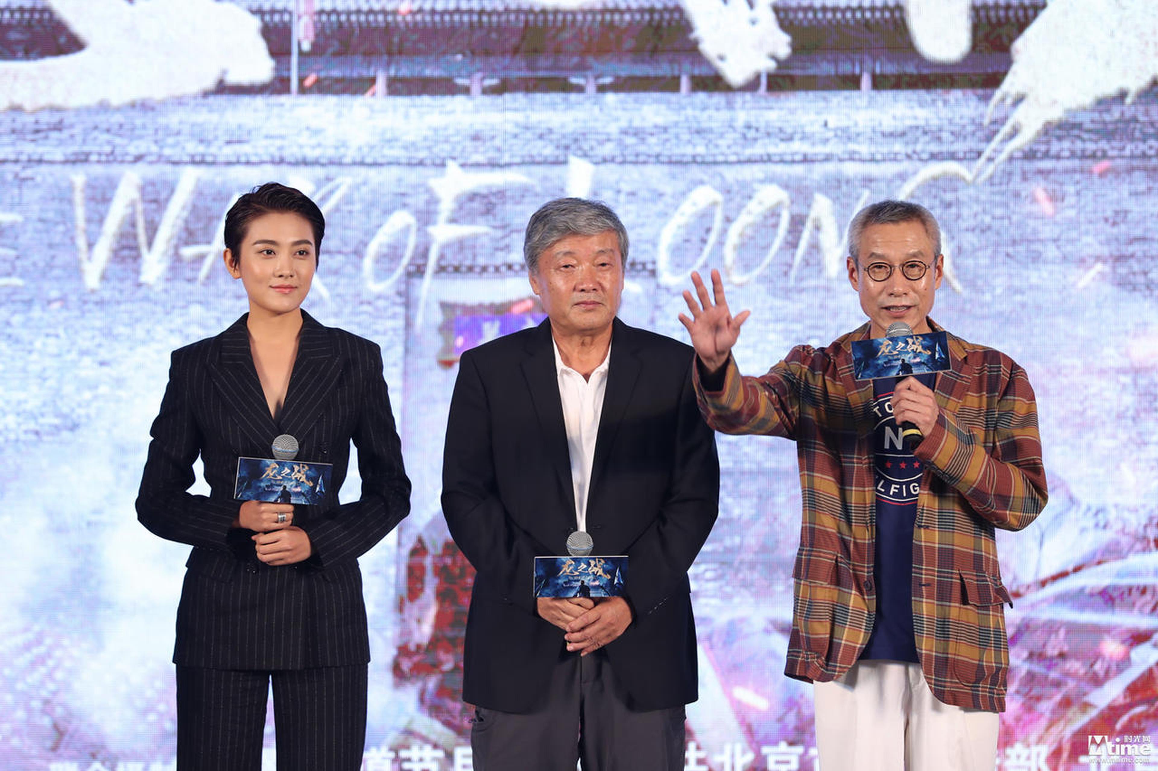 高峰导演，刘佩琦、罗昱焜登台合影