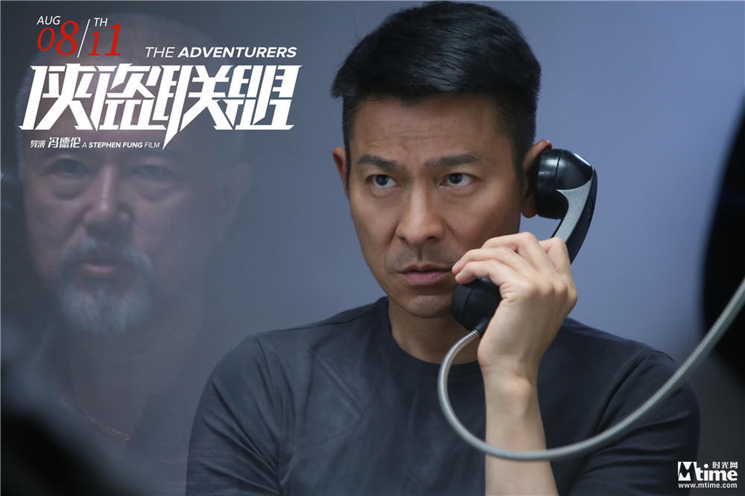 张丹身处监狱，与探监者会面