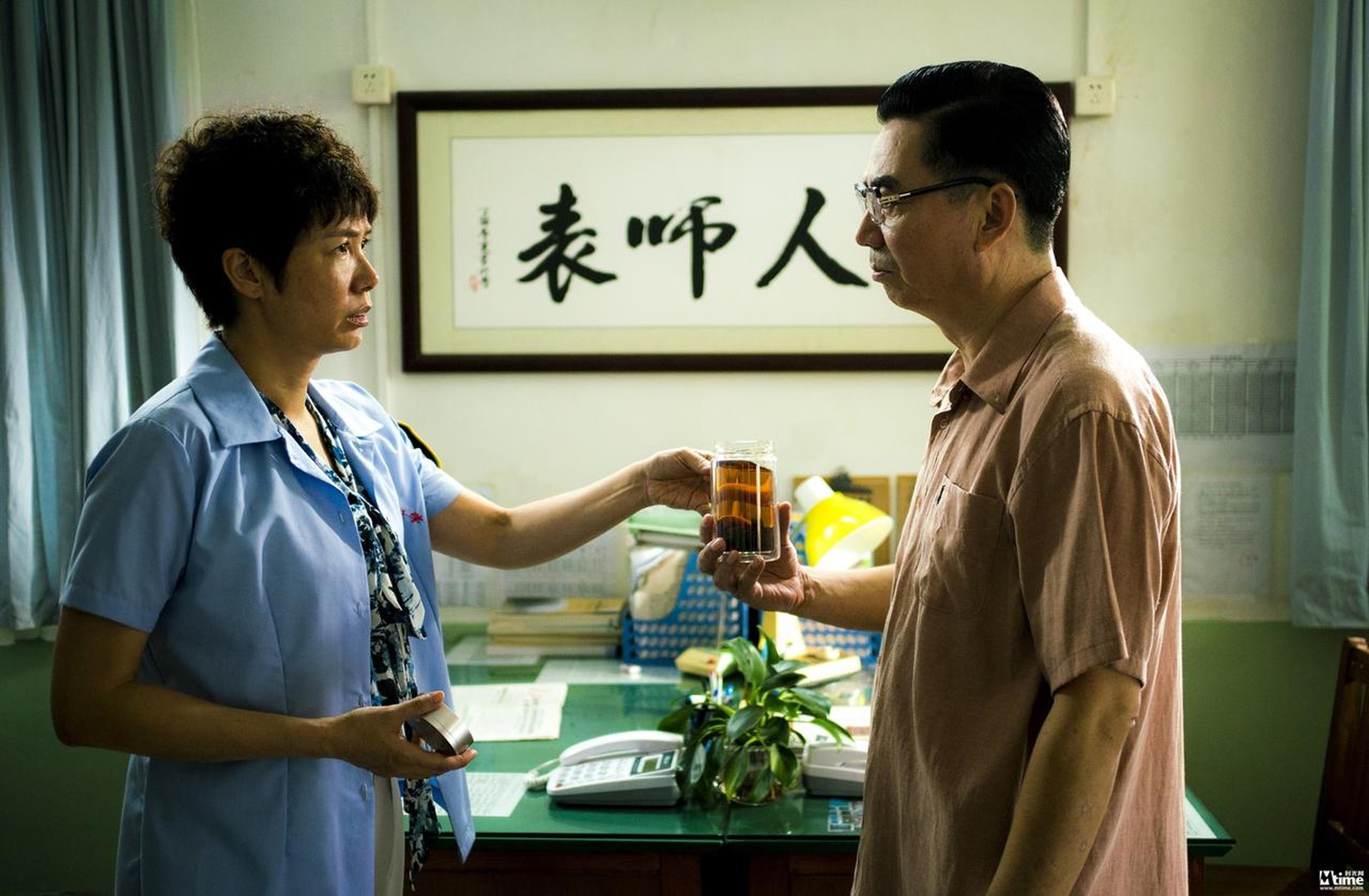 范明、蒋雯丽衣着朴素默契足