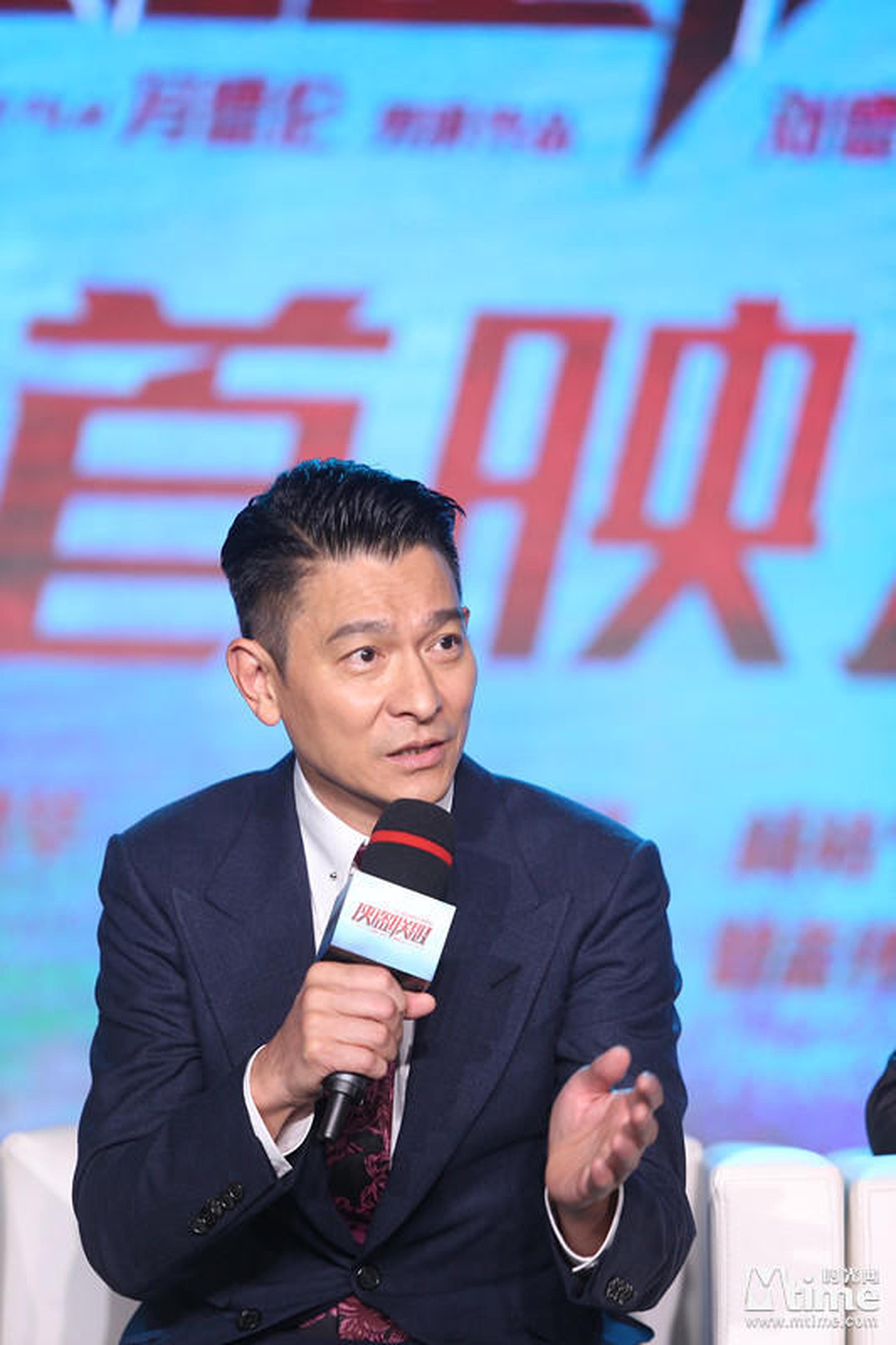 现场变身段子手，活跃气氛