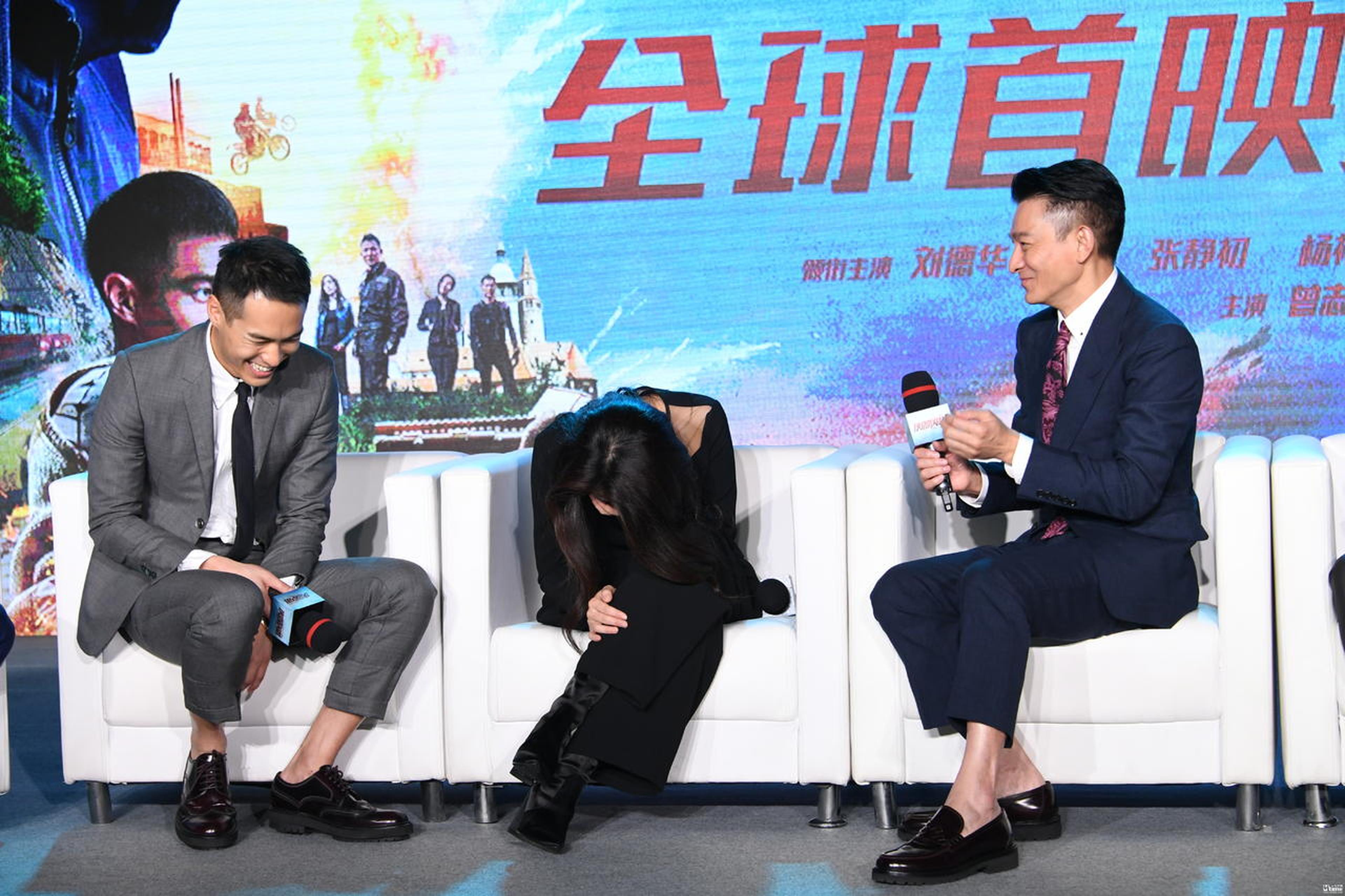 现场气氛活跃，舒淇笑弯了腰