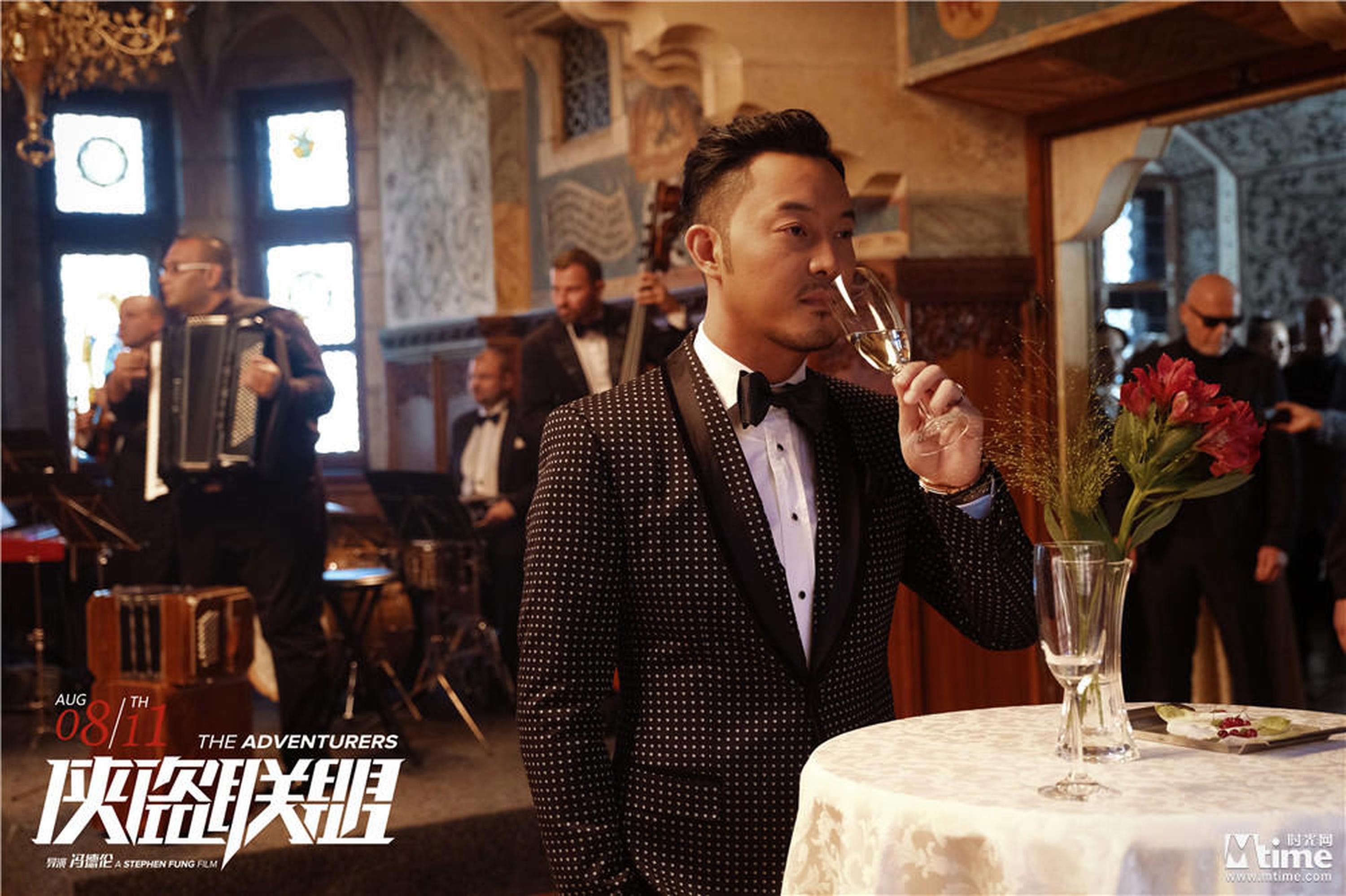 查理饮酒陷入沉思