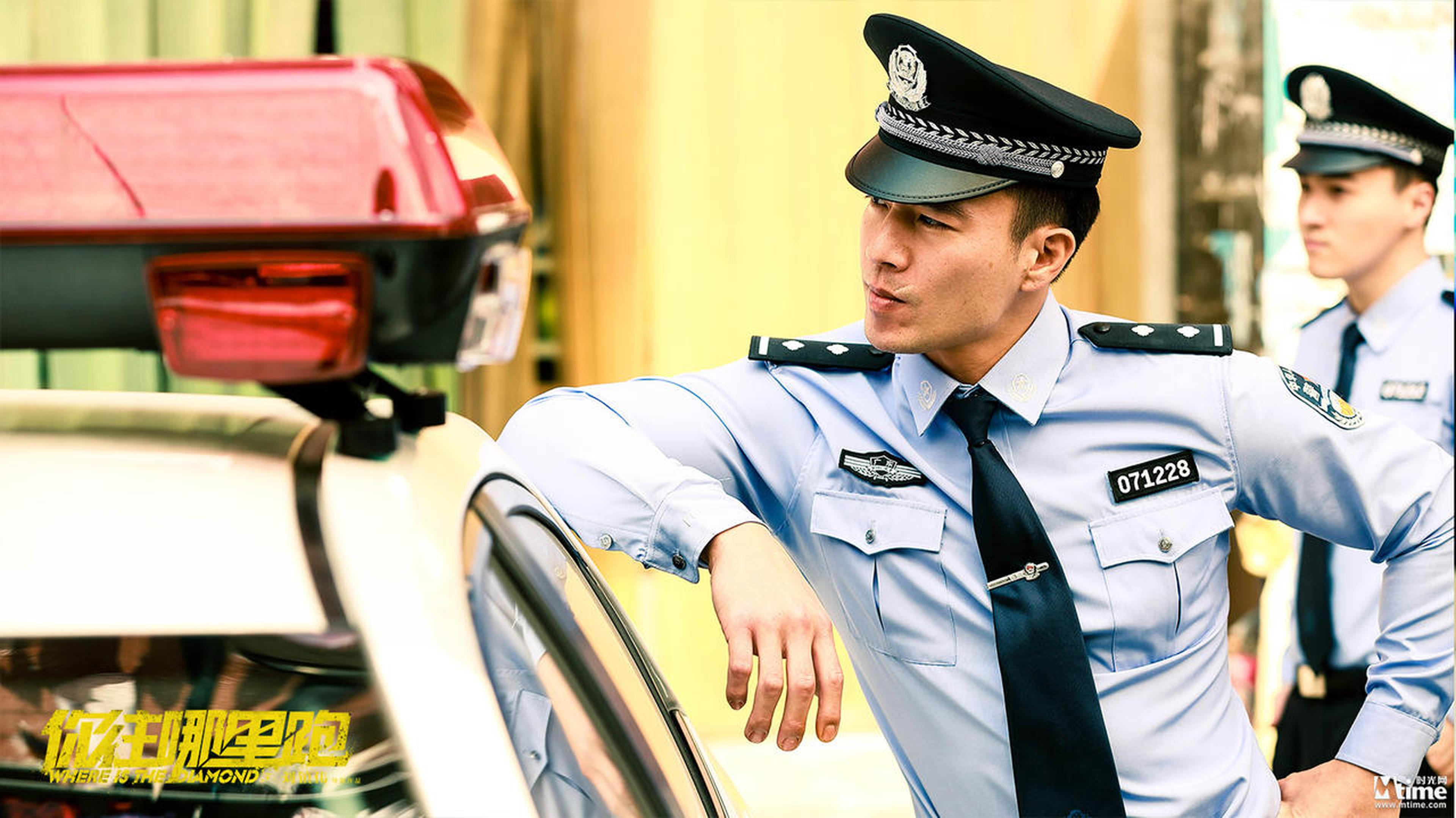 安志杰饰演警察