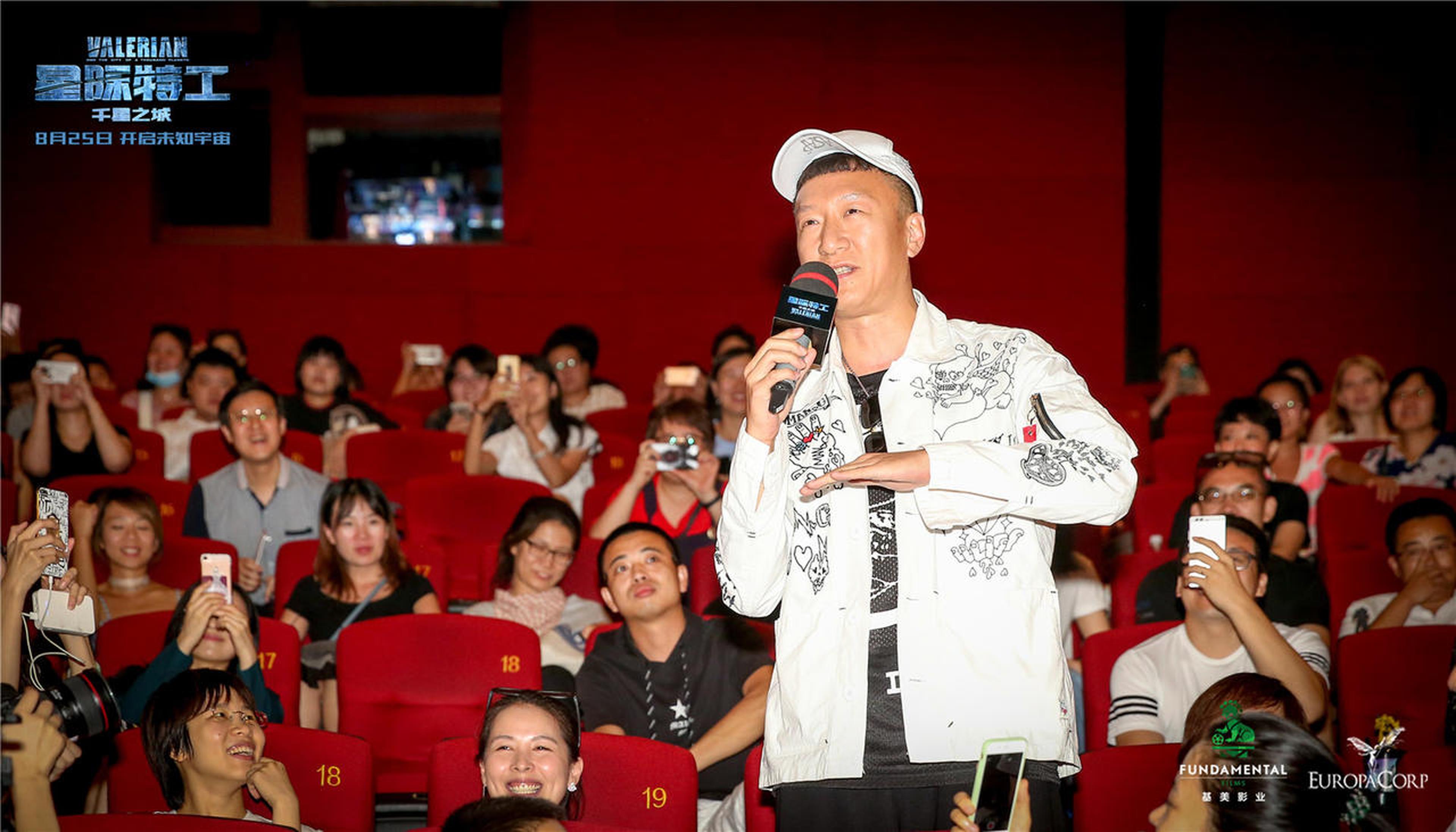“藏”在观众席里的孙红雷向导演提问
