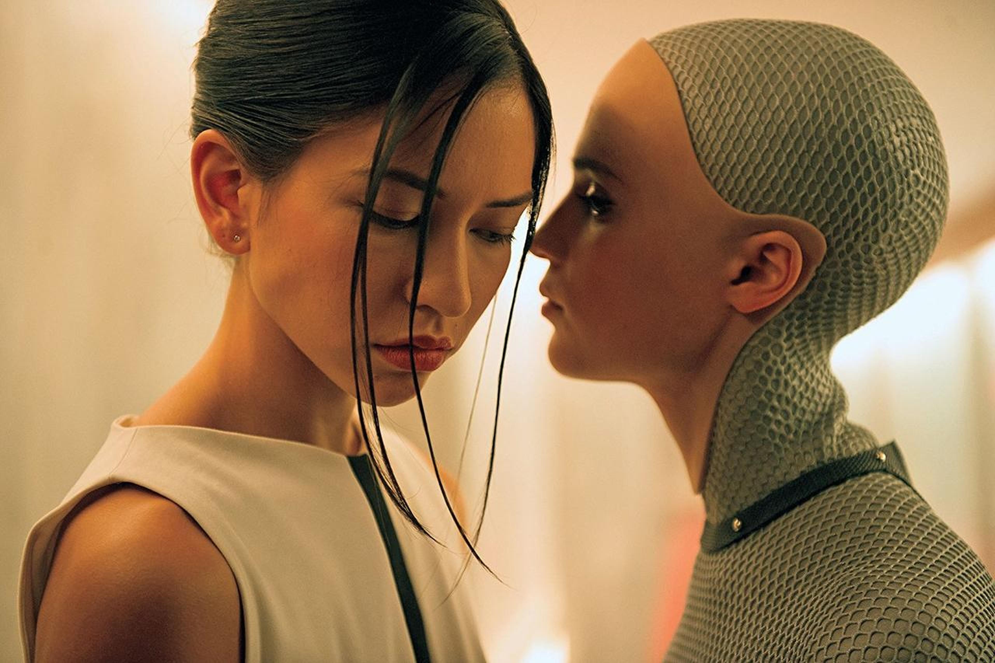 《机械姬》(2014)导演:亚力克斯·嘉兰主演:艾丽西亚·维坎德、多姆纳尔·格里森、奥斯卡·伊萨克