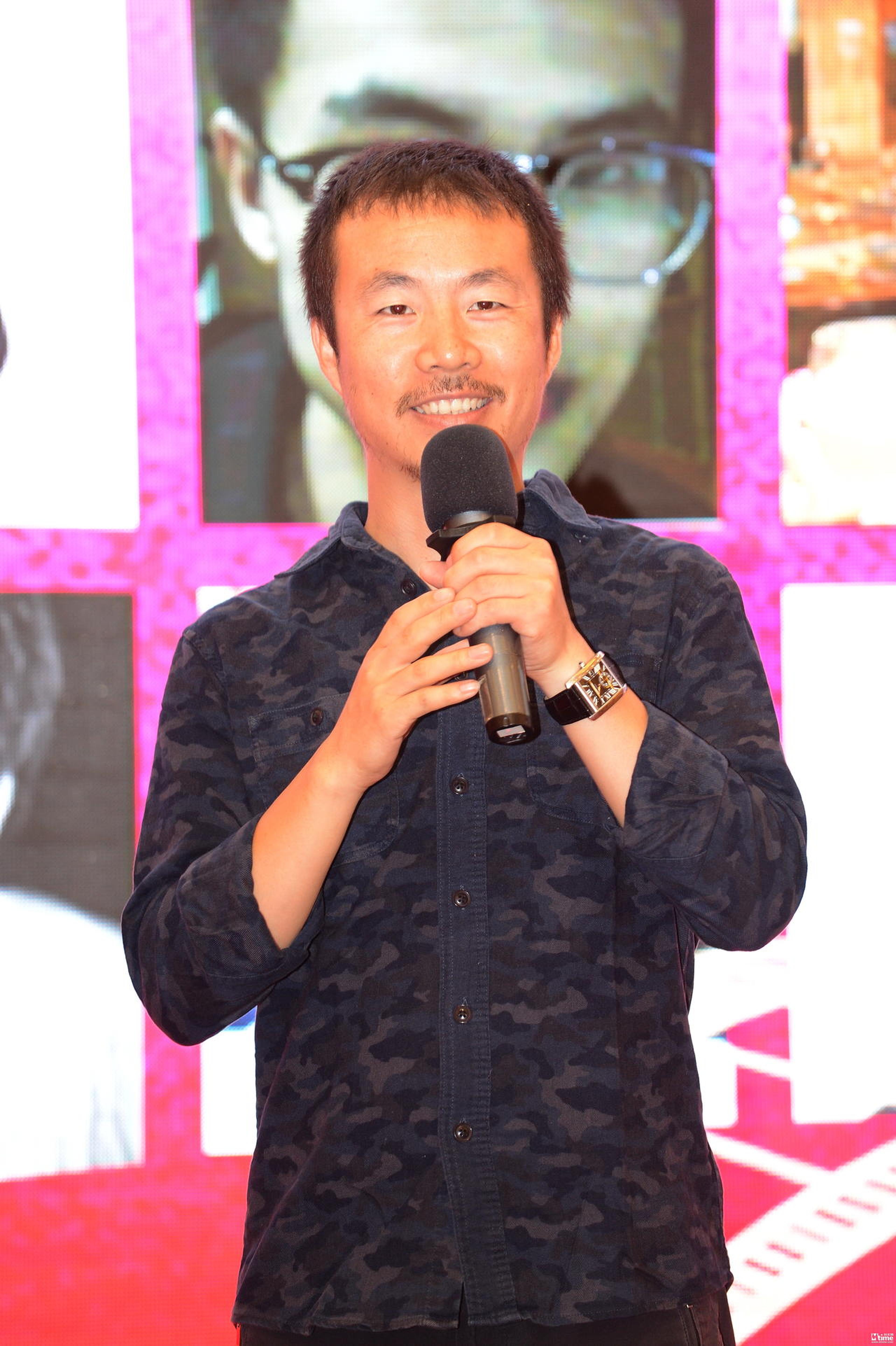《路过未来》导演李睿珺代表历届新锐影人上台发言