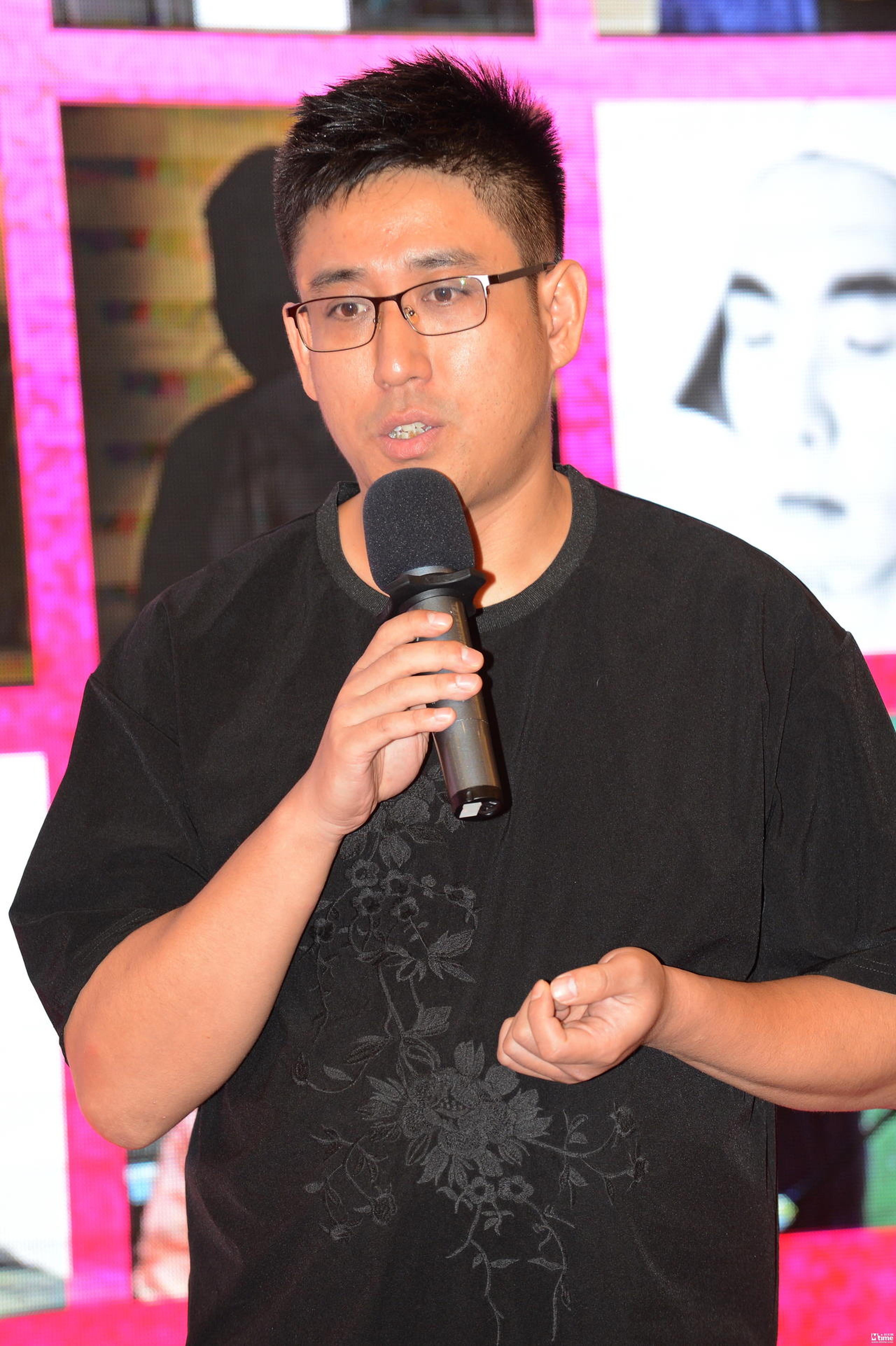 《清水里的刀子》导演王学博代表历届新锐影人上台发言