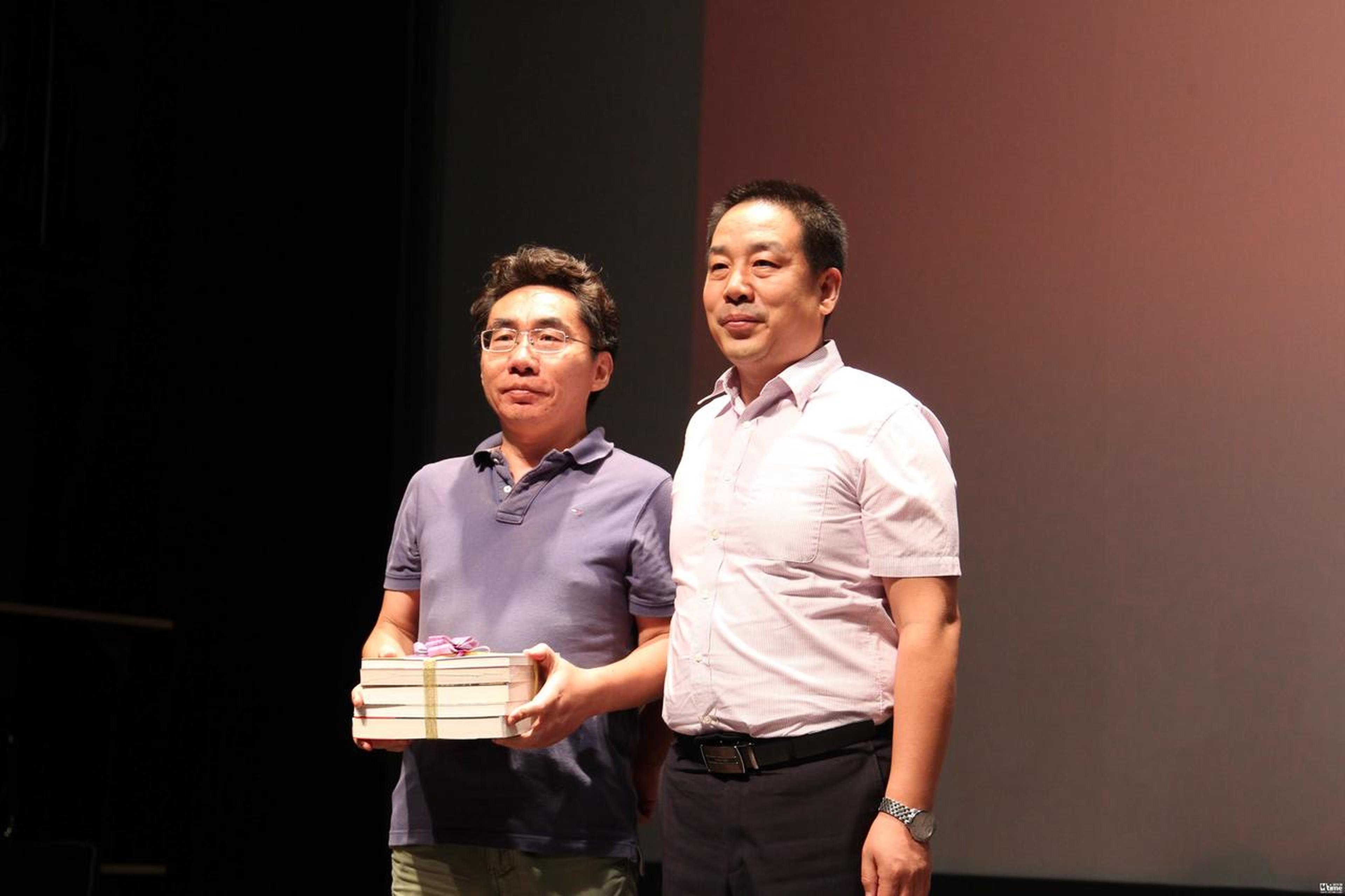 赠书仪式