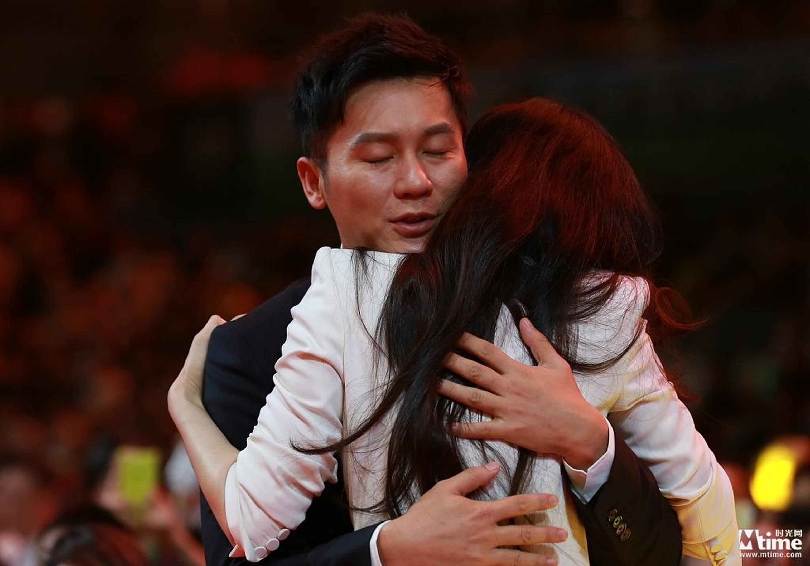 范冰冰获影后与未婚夫李晨热拥撒狗粮