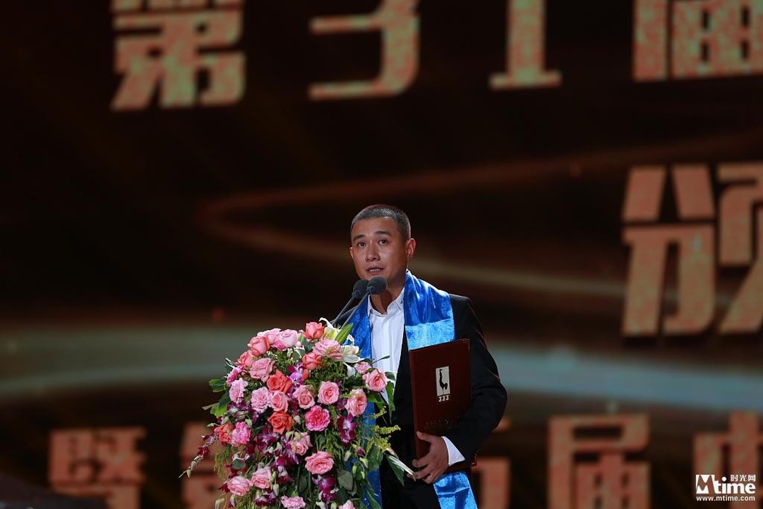 文章凭借《陆垚知马俐》获得导演处女作奖，在台上一度落泪