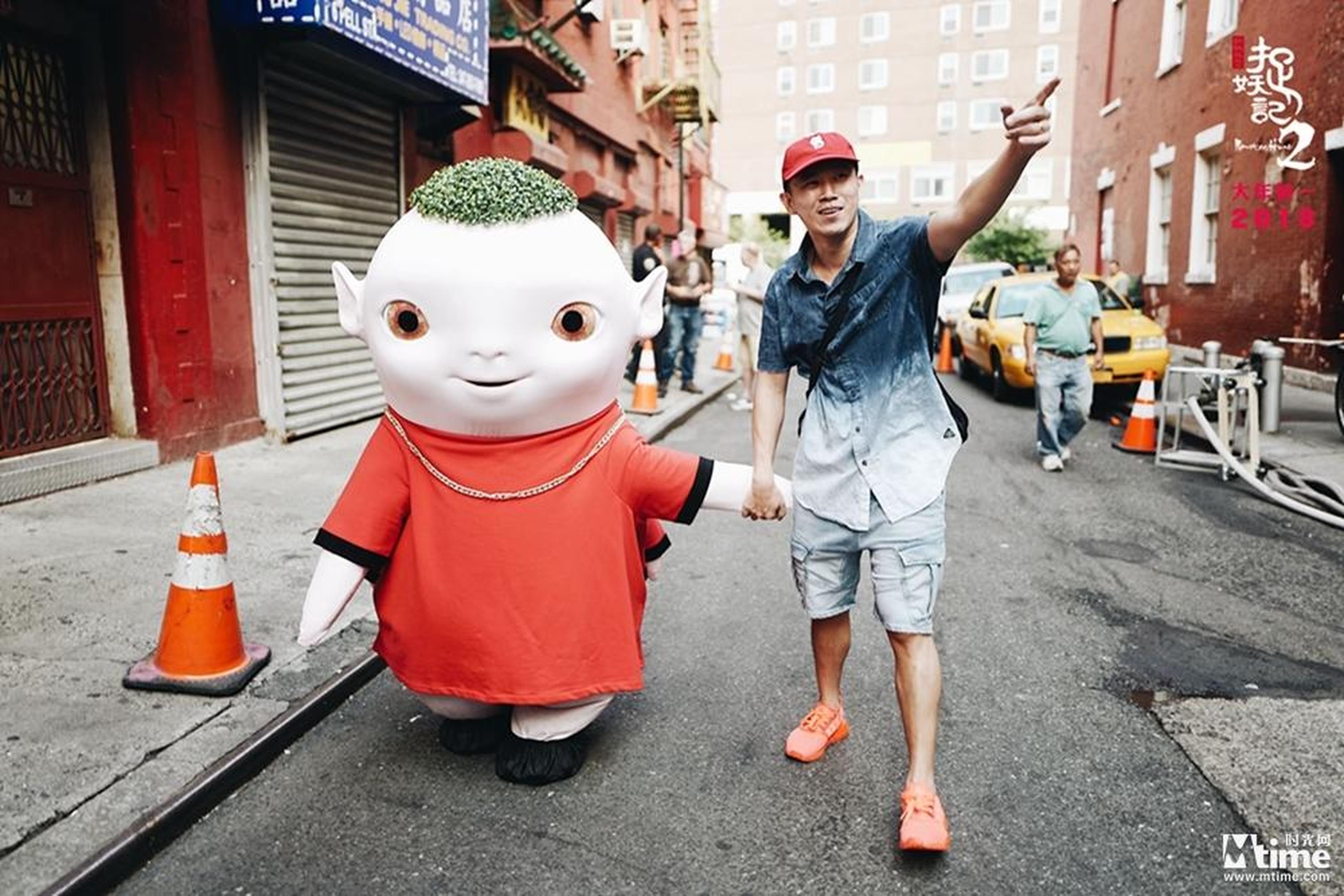 “嘻哈导游”欧阳靖带胡巴游唐人街