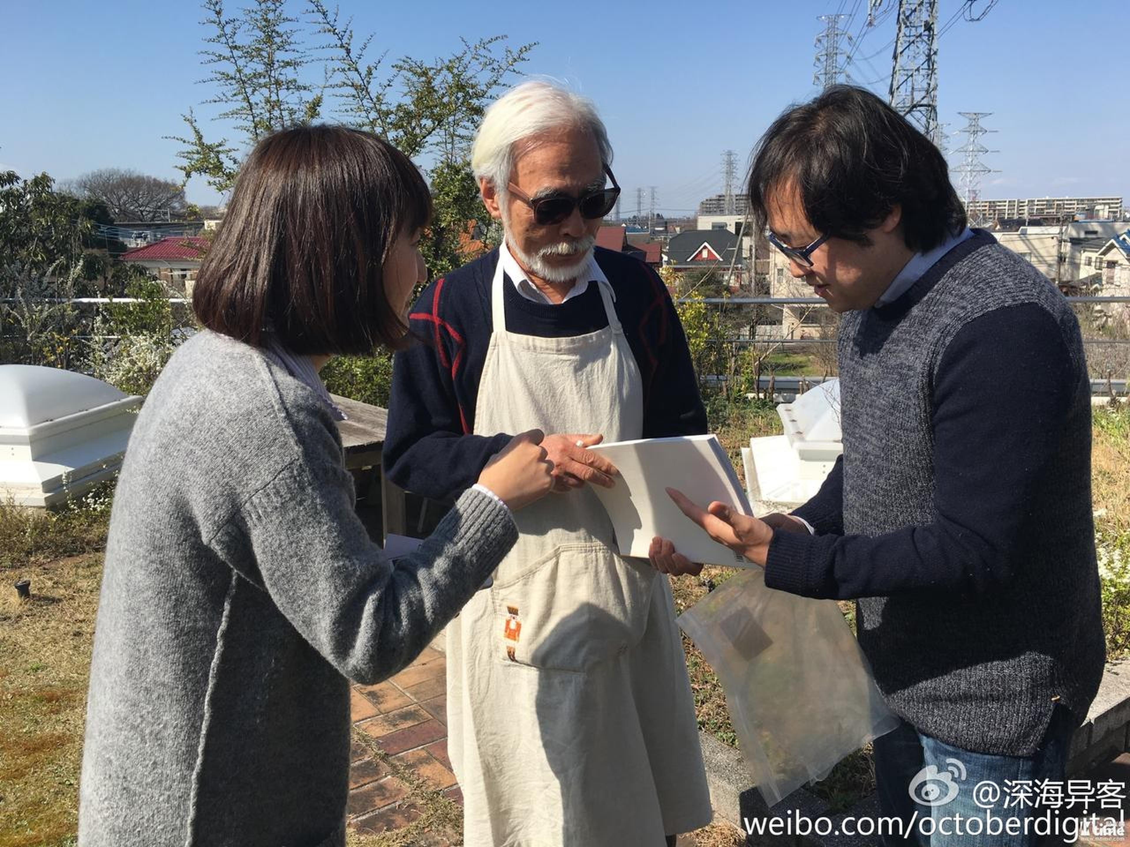 田晓鹏（右一）2016年拜访吉卜力工作室时与宫崎骏合影（左二）