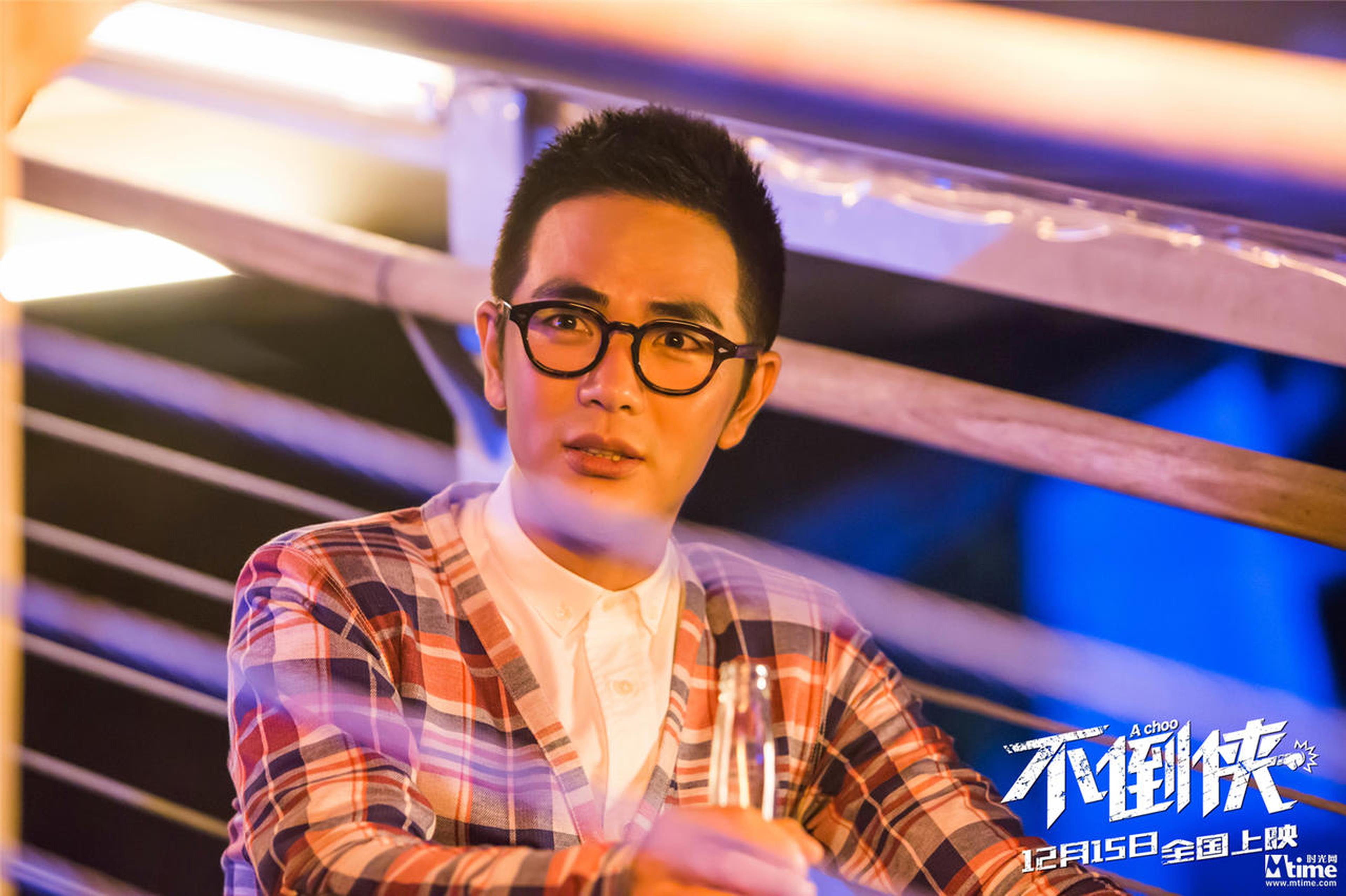 张晓龙望着前方若有所思