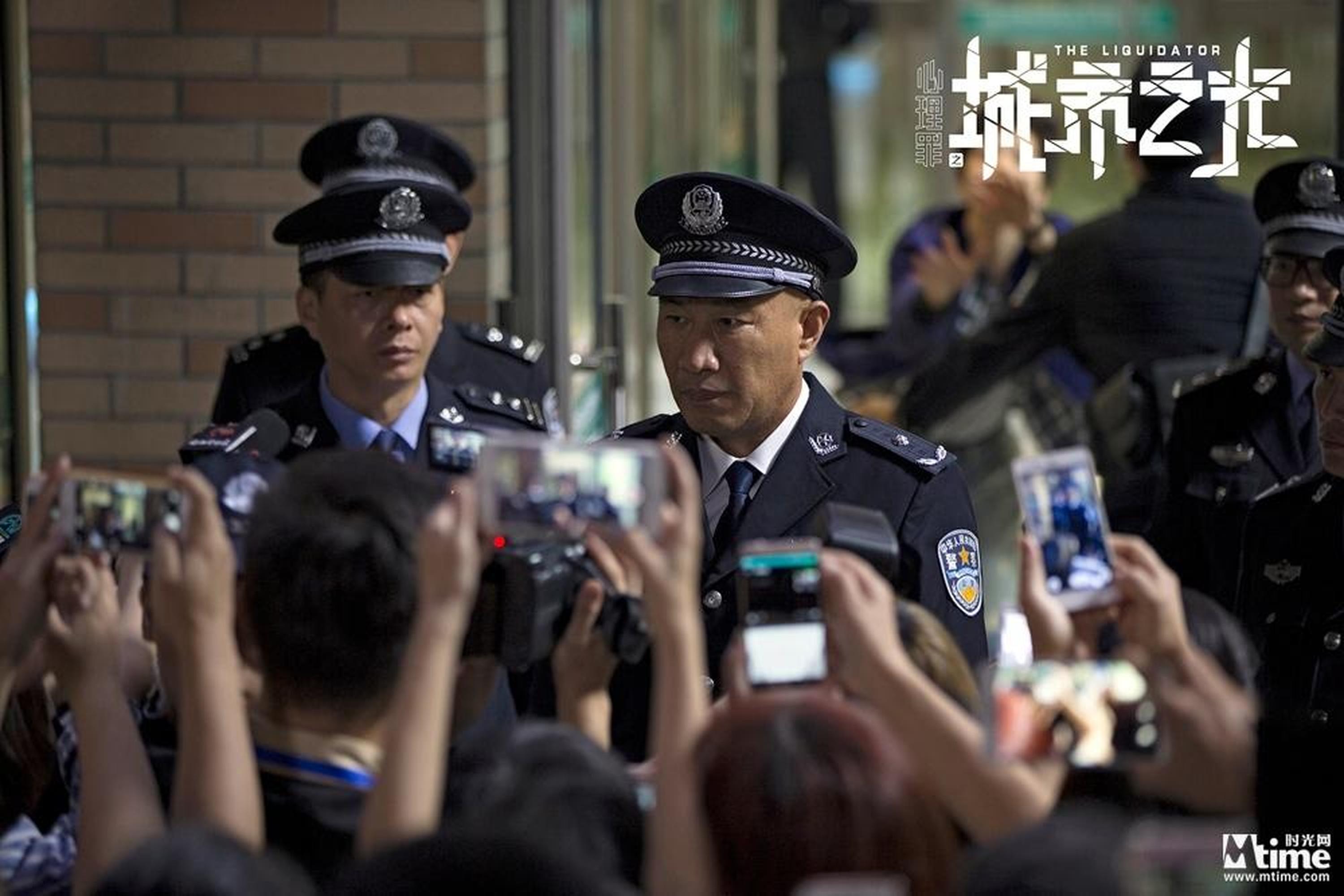 局长接受媒体采访