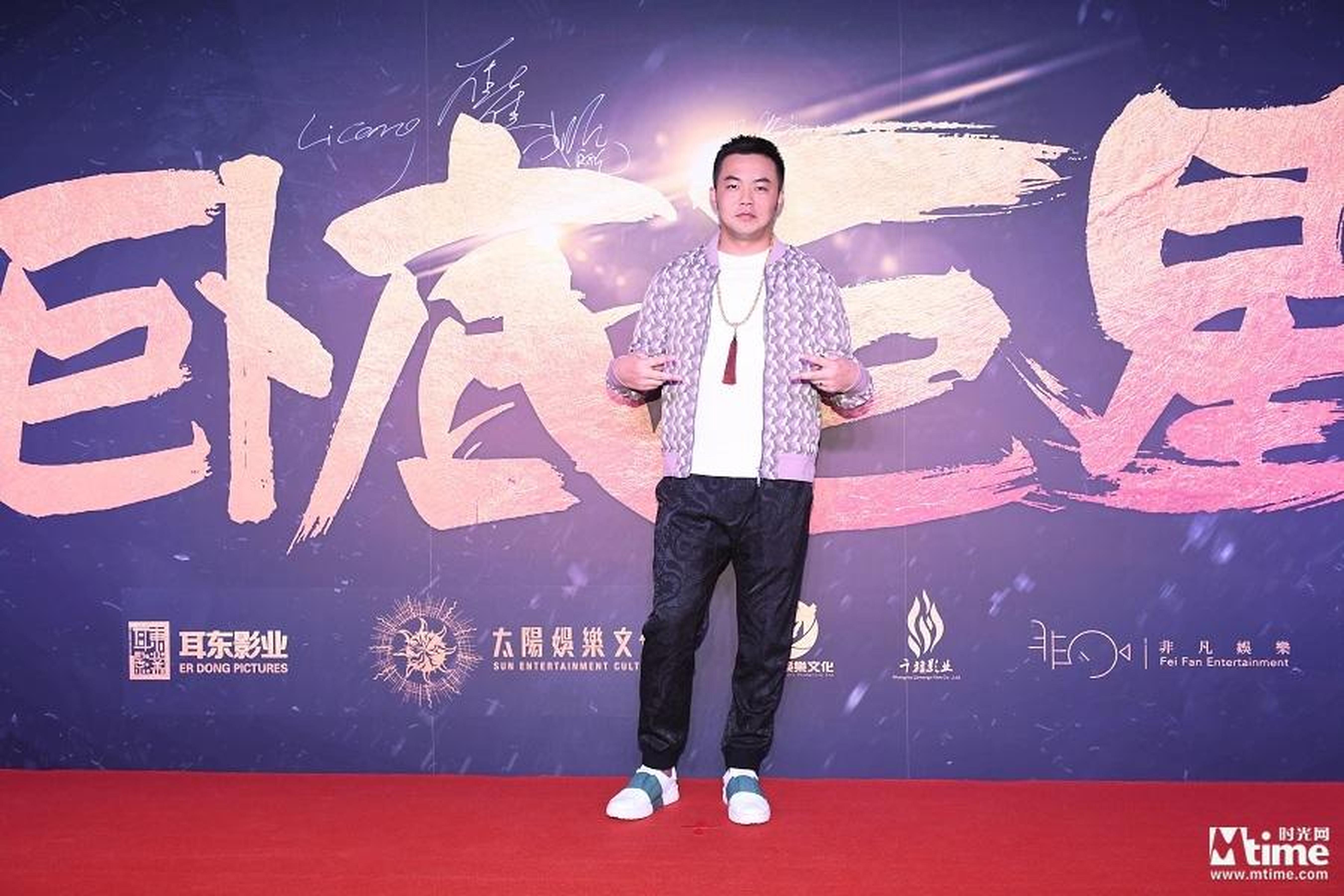 崔志佳卧底巨星饰演剧组副导演
