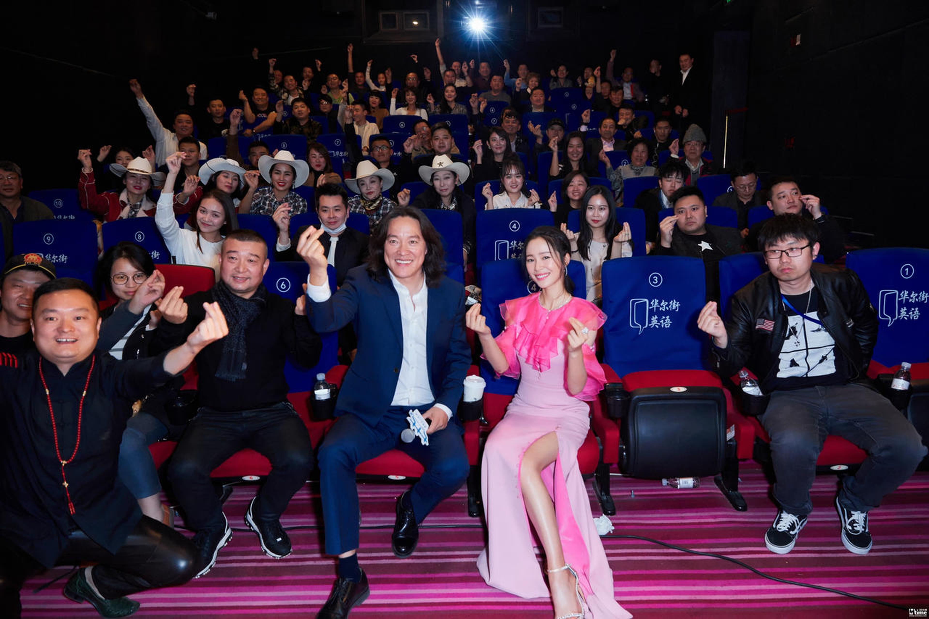 导演赵汉唐主演江一燕与观众映后合影