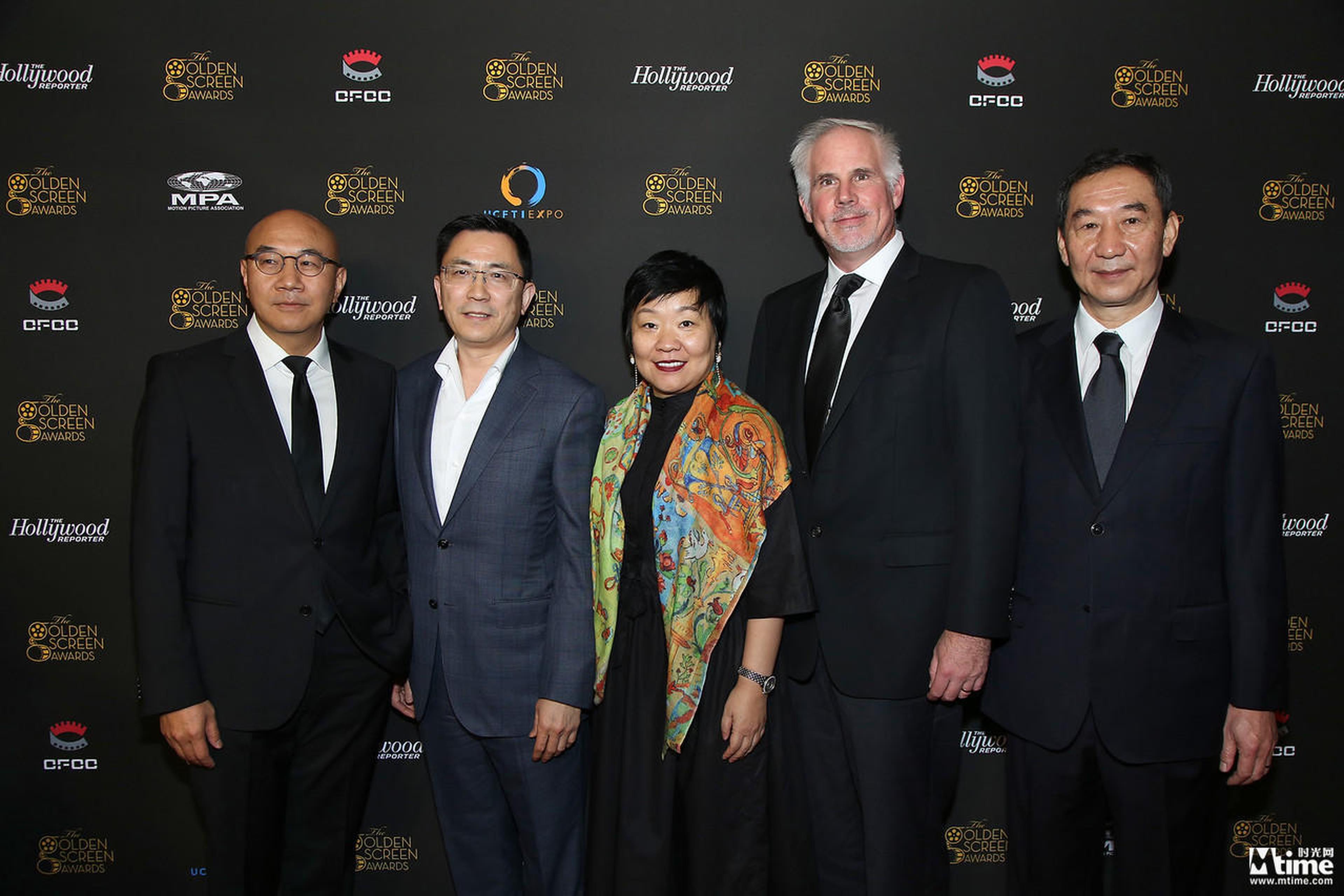 （左起）美国电影协会亚太区副总裁、大中华区总裁冯伟、时光网CEO侯凯文、华纳兄弟执行副总裁、中国区董事总经理赵方、迪士尼影业全球销售发行副总裁David Kornblum、中国电影合作制片公司总经理苗晓天