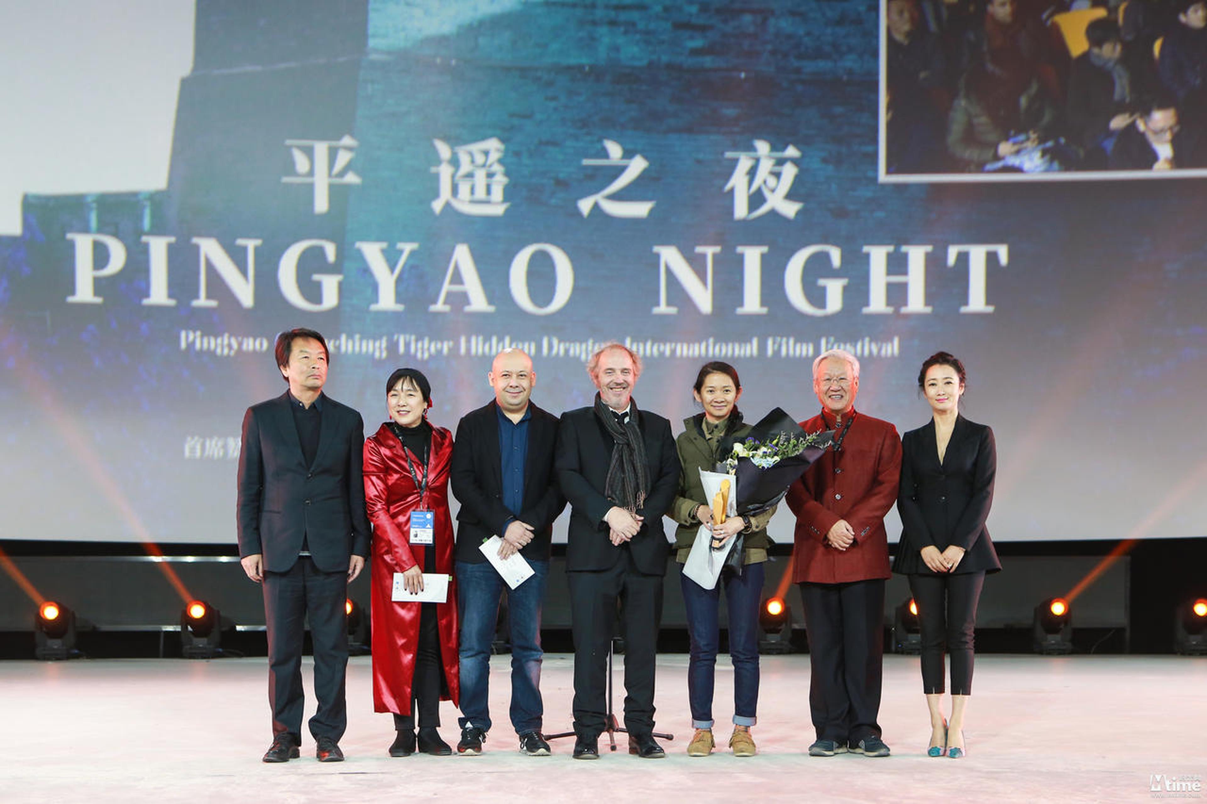 11月2日平遥国际电影展平遥之夜，罗伯托·罗西里尼荣誉评审团，罗伯托·罗西里尼荣誉最佳导演赵婷（《骑士》）合影