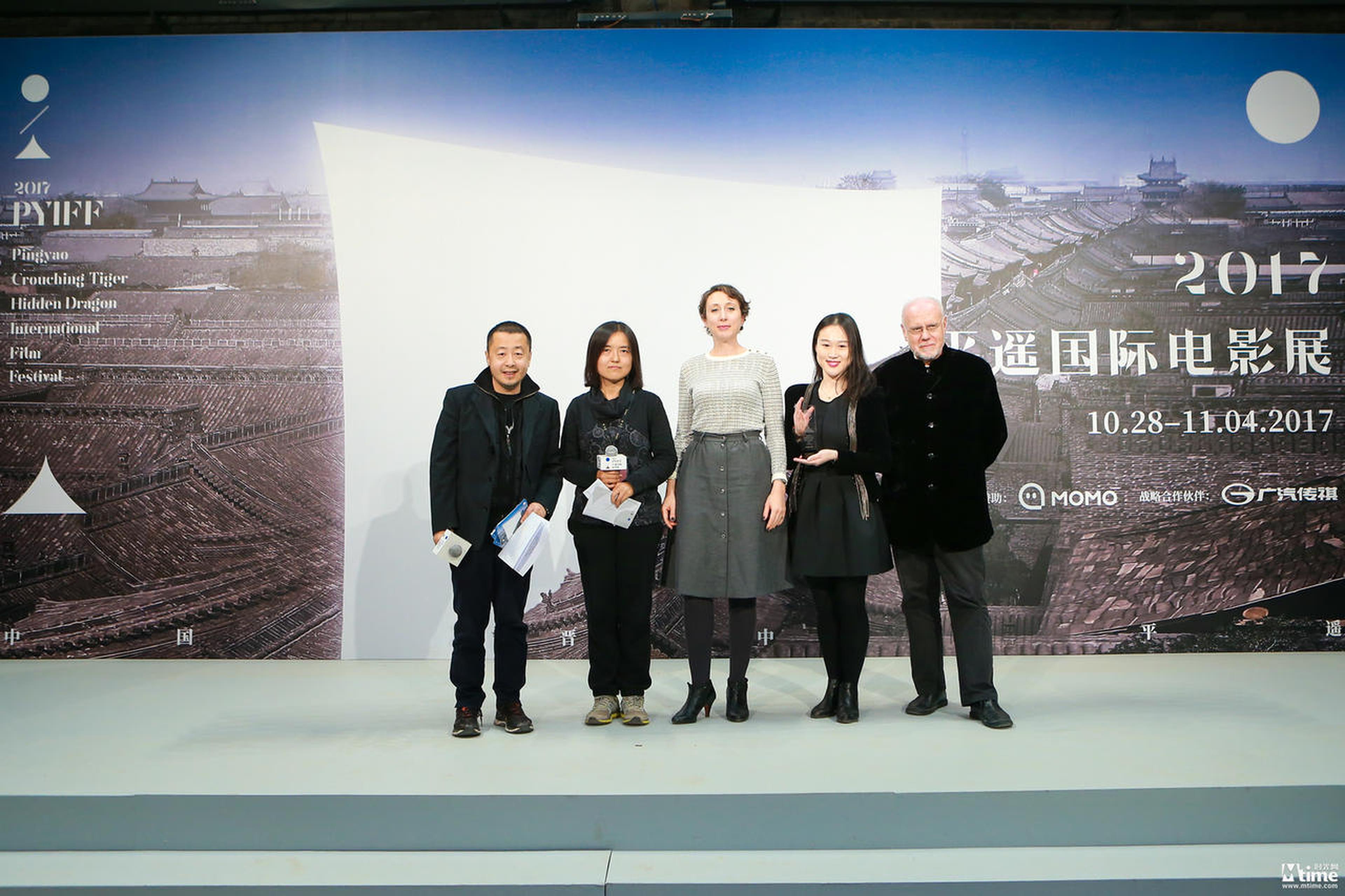 影展创始人贾樟柯导演，观众评审薛莉，法国MK2电影公司CEOJuliette Schrameck，观众票选荣誉最受欢迎男演员克拉斯·邦（《魔方》）代表，影展艺术总监马可·穆勒