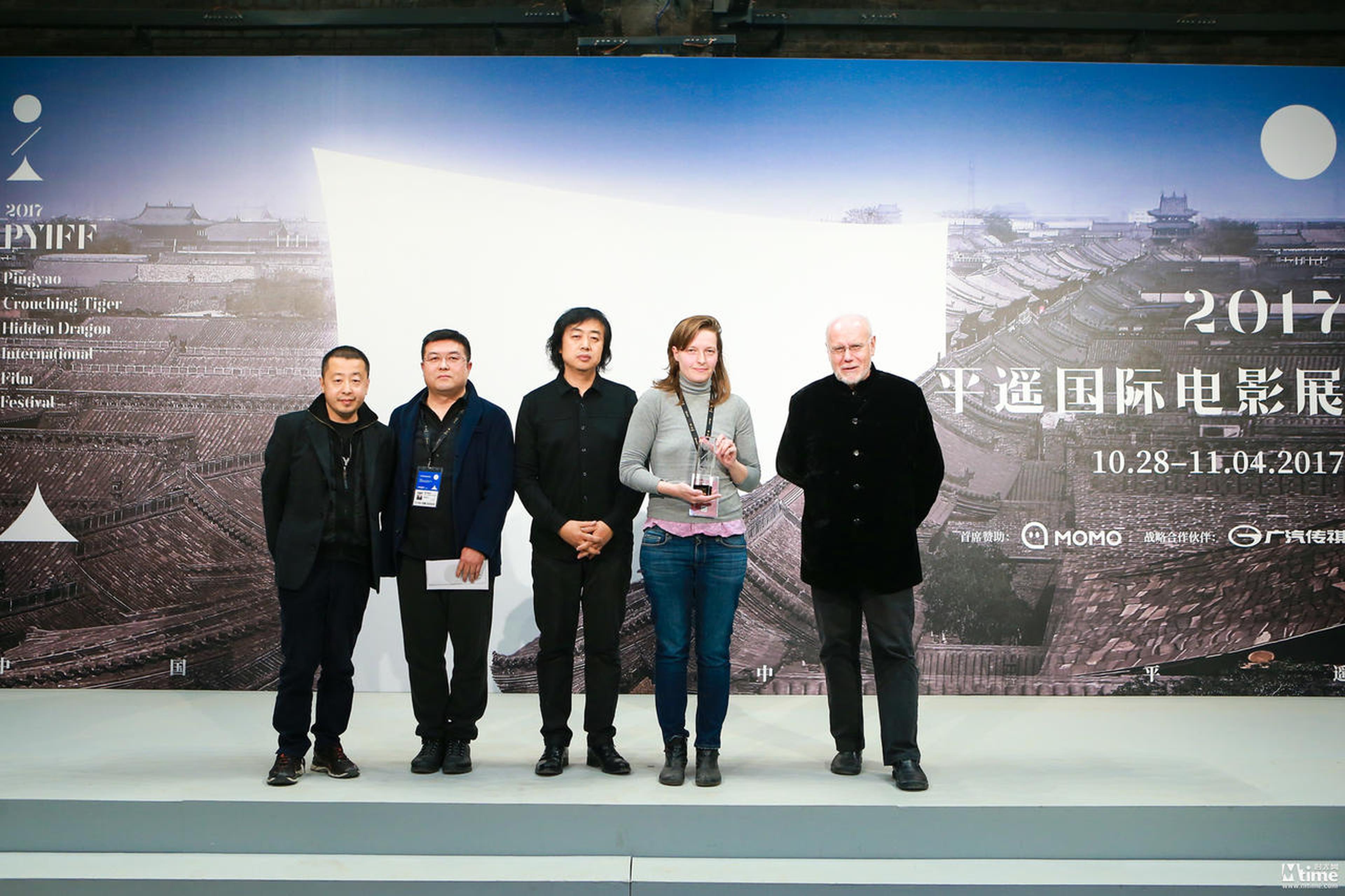 影展创始人贾樟柯导演，观众评审贾晓宇，影展联合创办人王怀宇，观众票选“卧虎”单元最受欢迎影片《苏莱曼山》导演伊莉莎维塔·斯蒂肖娃，影展艺术总监马可·穆勒先生