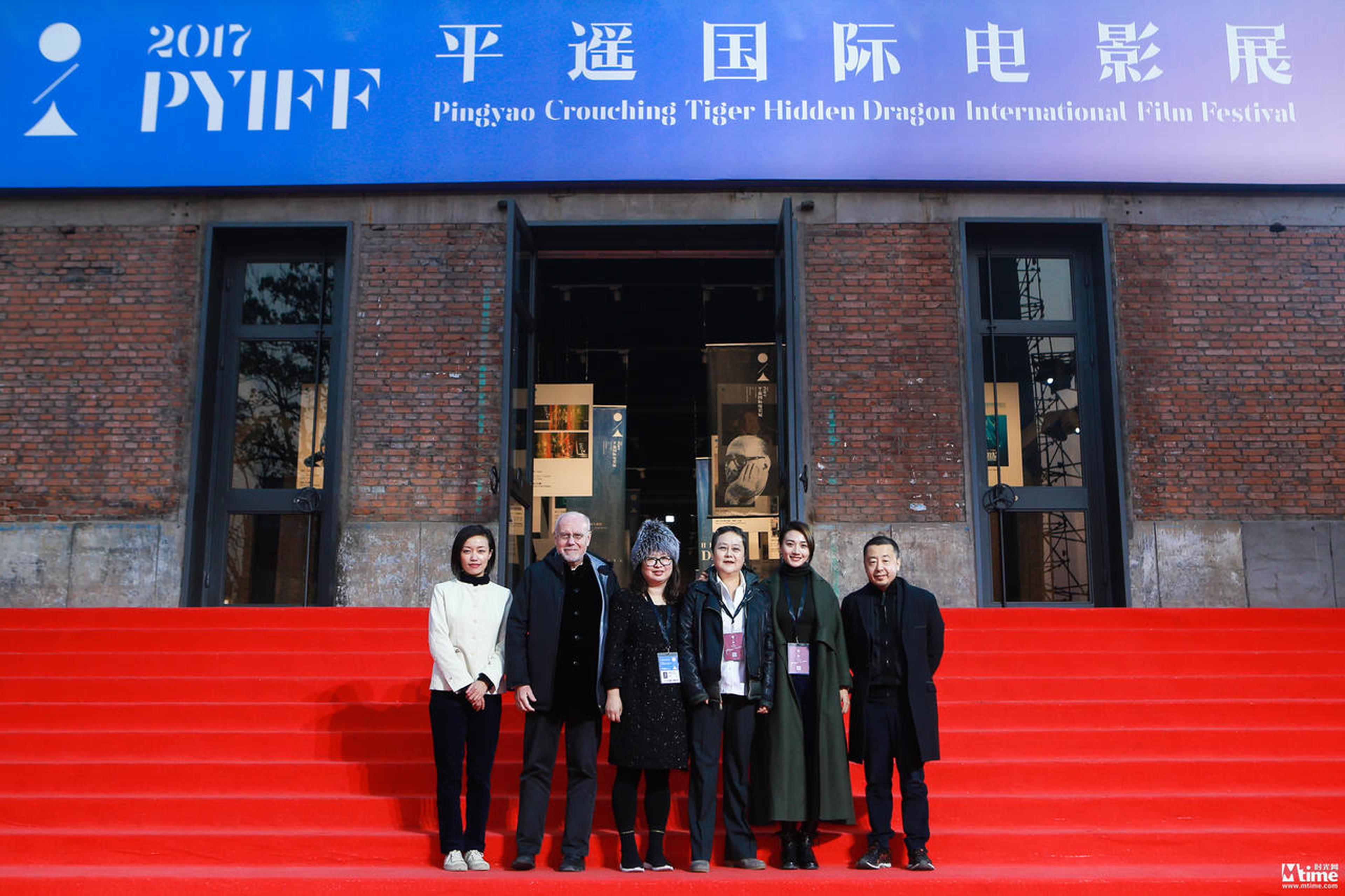 11月4日平遥国际电影展首映红毯，影展首席执行官梁嘉艳女士，影展艺术总监马可·穆勒先生，中国影片《请你记住我》出品人戴妍女士，导演彭小莲女士，主演冯文娟女士，影展创始人贾樟柯导演