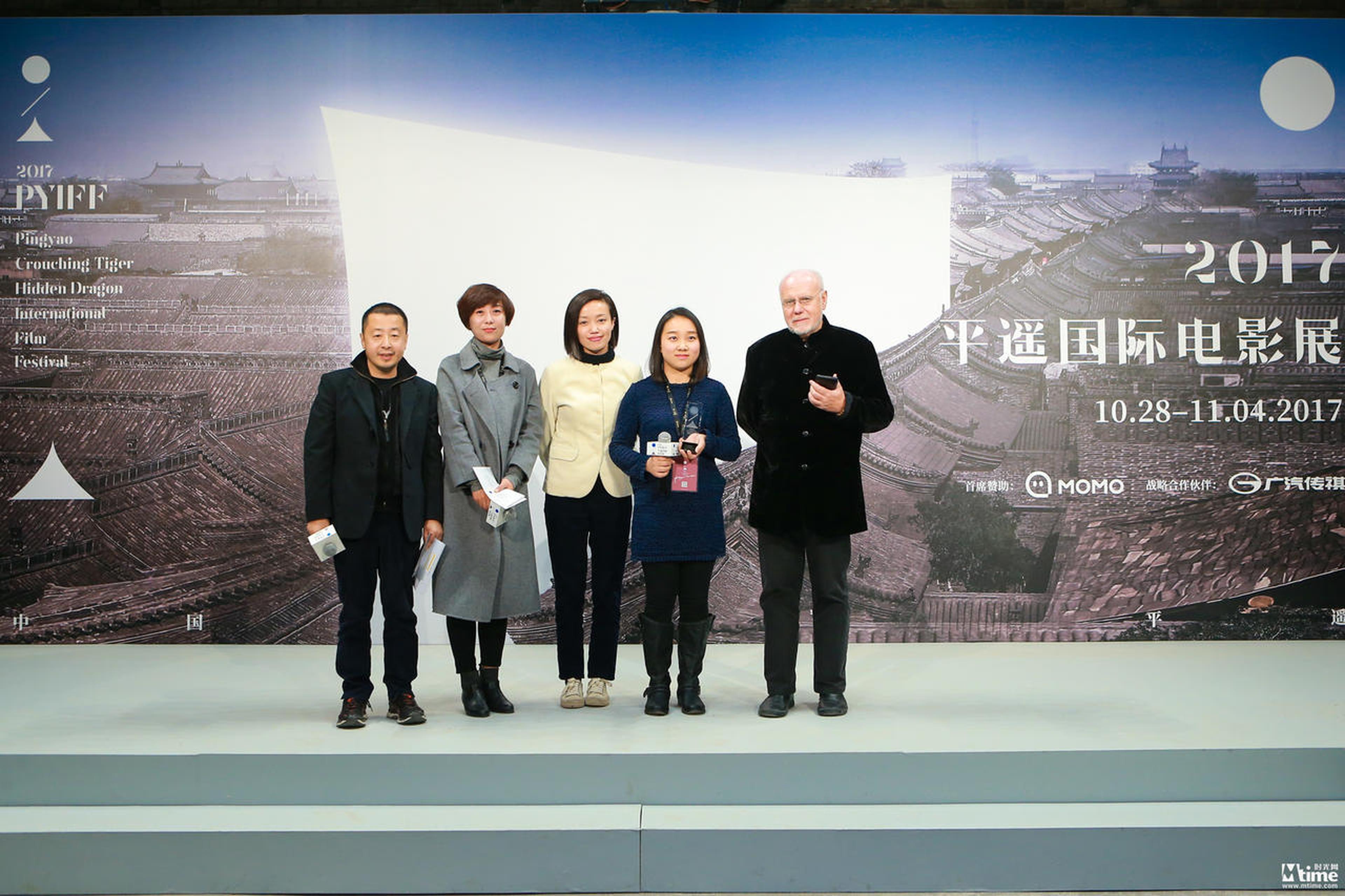影展创始人贾樟柯导演，观众评审徐珂，影展首席执行官梁嘉艳，观众票选“藏龙”单元最受欢迎影片《小镇风云》代表，影展艺术总监马可·穆勒