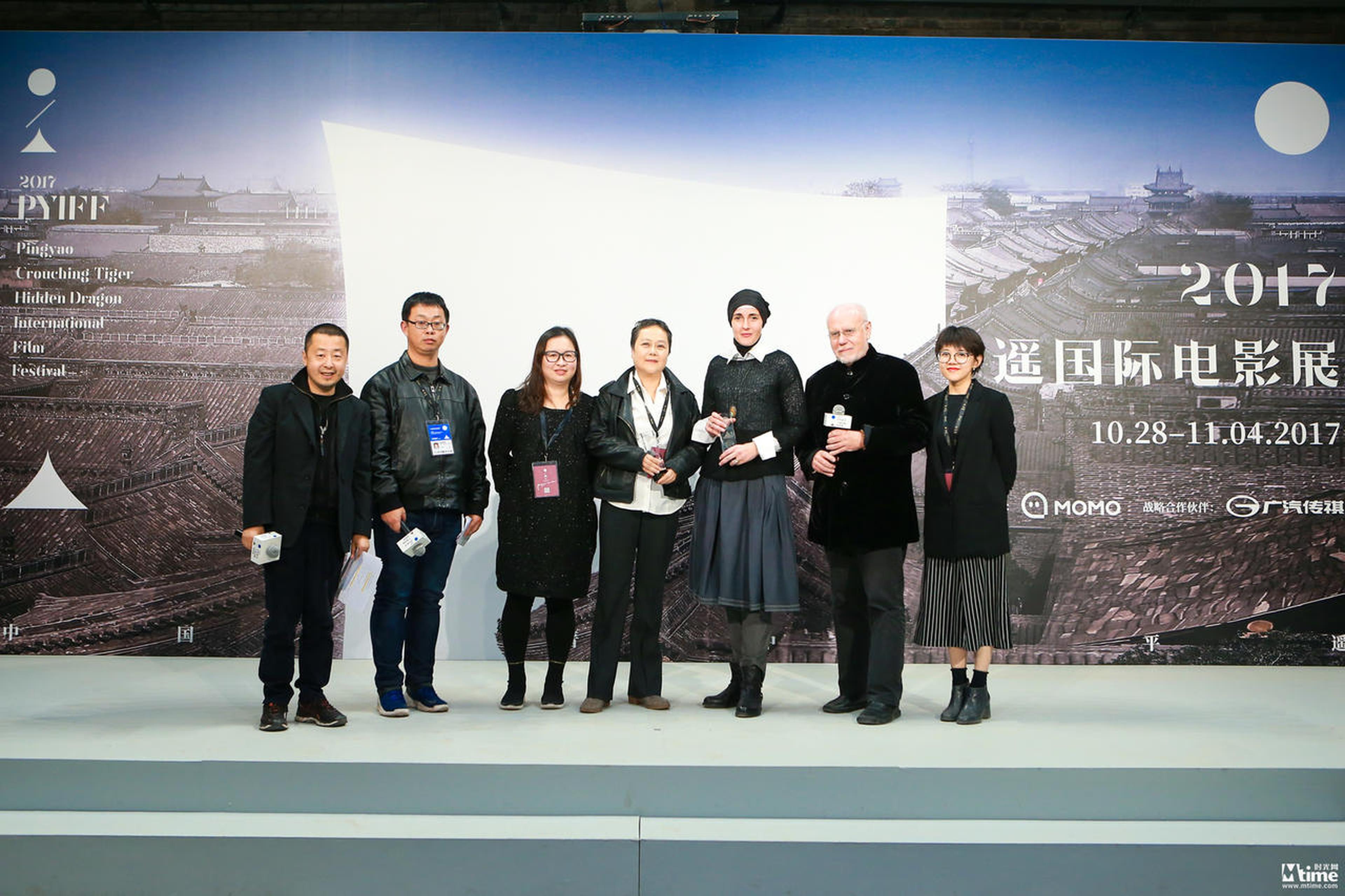 影展创始人贾樟柯导演，观众评审／荣誉宣布人冯晓东，《请你记住我》出品人戴妍，导演彭小莲 ，《不要离开我》导演阿伊达·贝吉奇，影展艺术总监马可·穆勒先生，影展首席内容官万佳欢