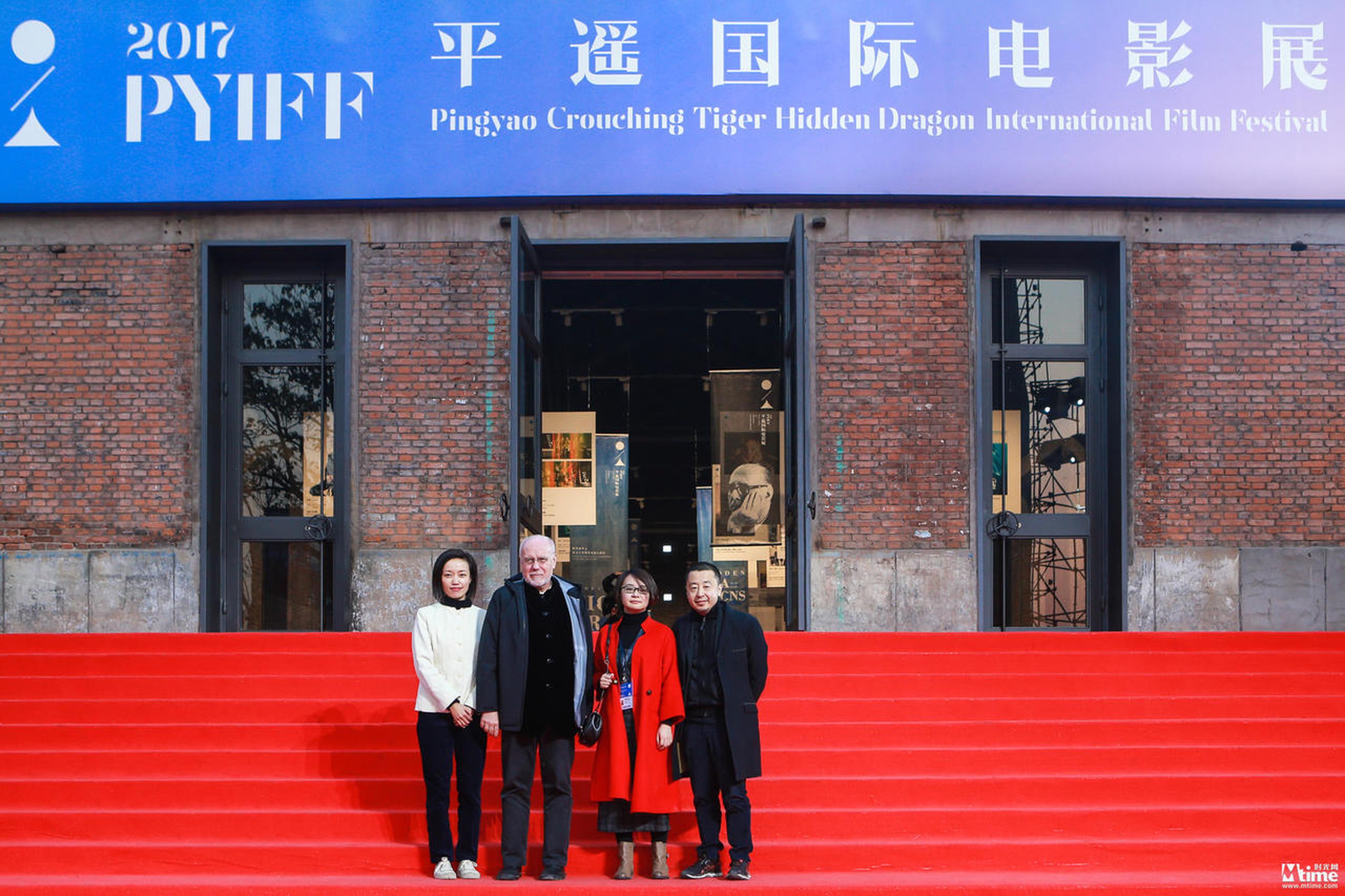 11月4日平遥国际电影展首映红毯，影展首席执行官梁嘉艳女士，影展艺术总监马可·穆勒先生，美国影片《最后的旗帜》中方发行蔡佳怡女士，影展创始人贾樟柯导演