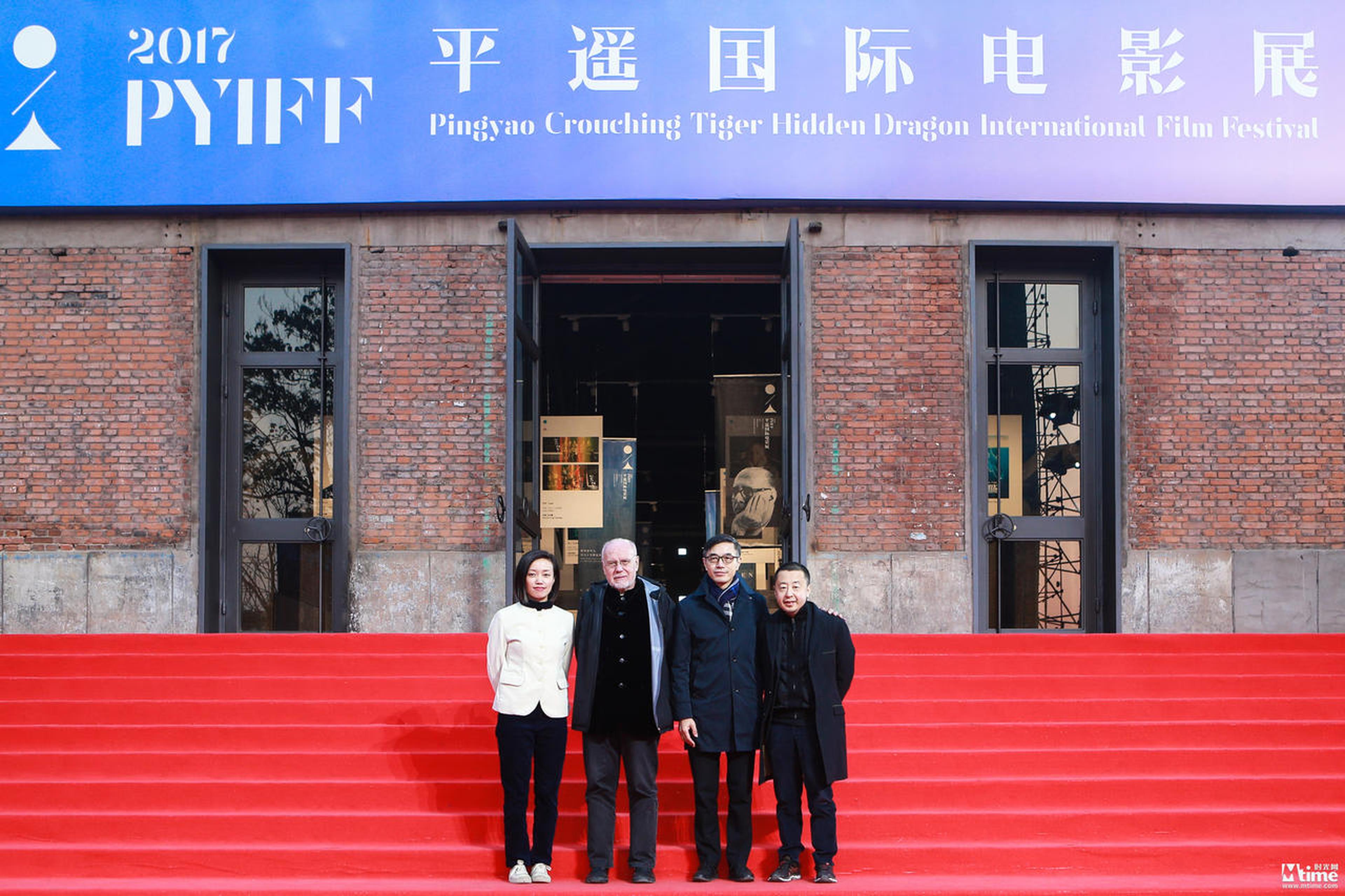 11月4日平遥国际电影展首映红毯，影展首席执行官梁嘉艳女士，影展艺术总监马可·穆勒先生，上海东方电影频道总监徐杰教授，影展创始人贾樟柯导演