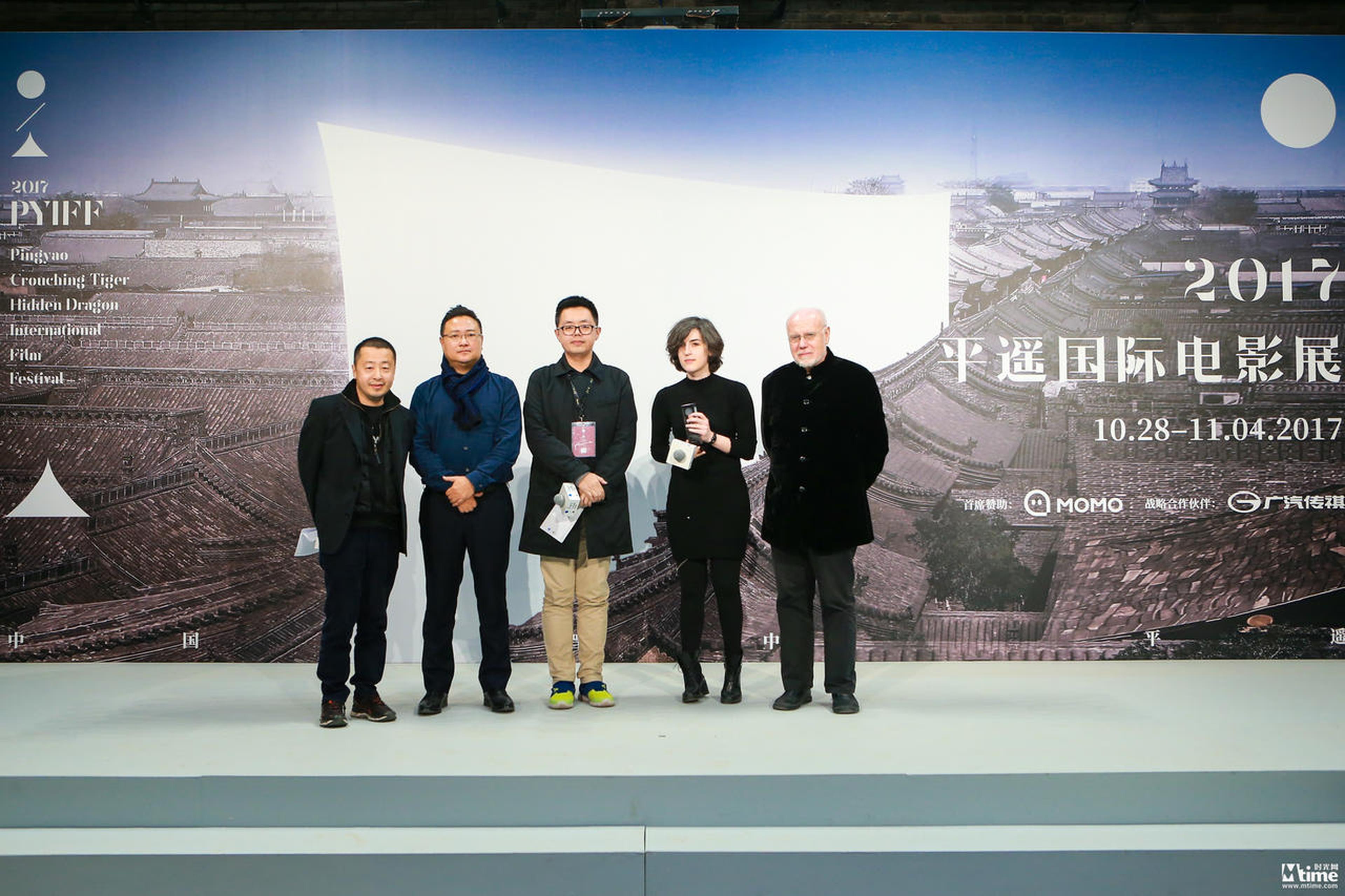 影展创始人贾樟柯导演，平遥电影宫主设计师、清华大学教授廉毅锐，观众评审孟治宇，观众票选“影展之最”单元最受欢迎影片《惊慌妈妈》导演安娜·乌鲁沙德，影展艺术总监马可·穆勒