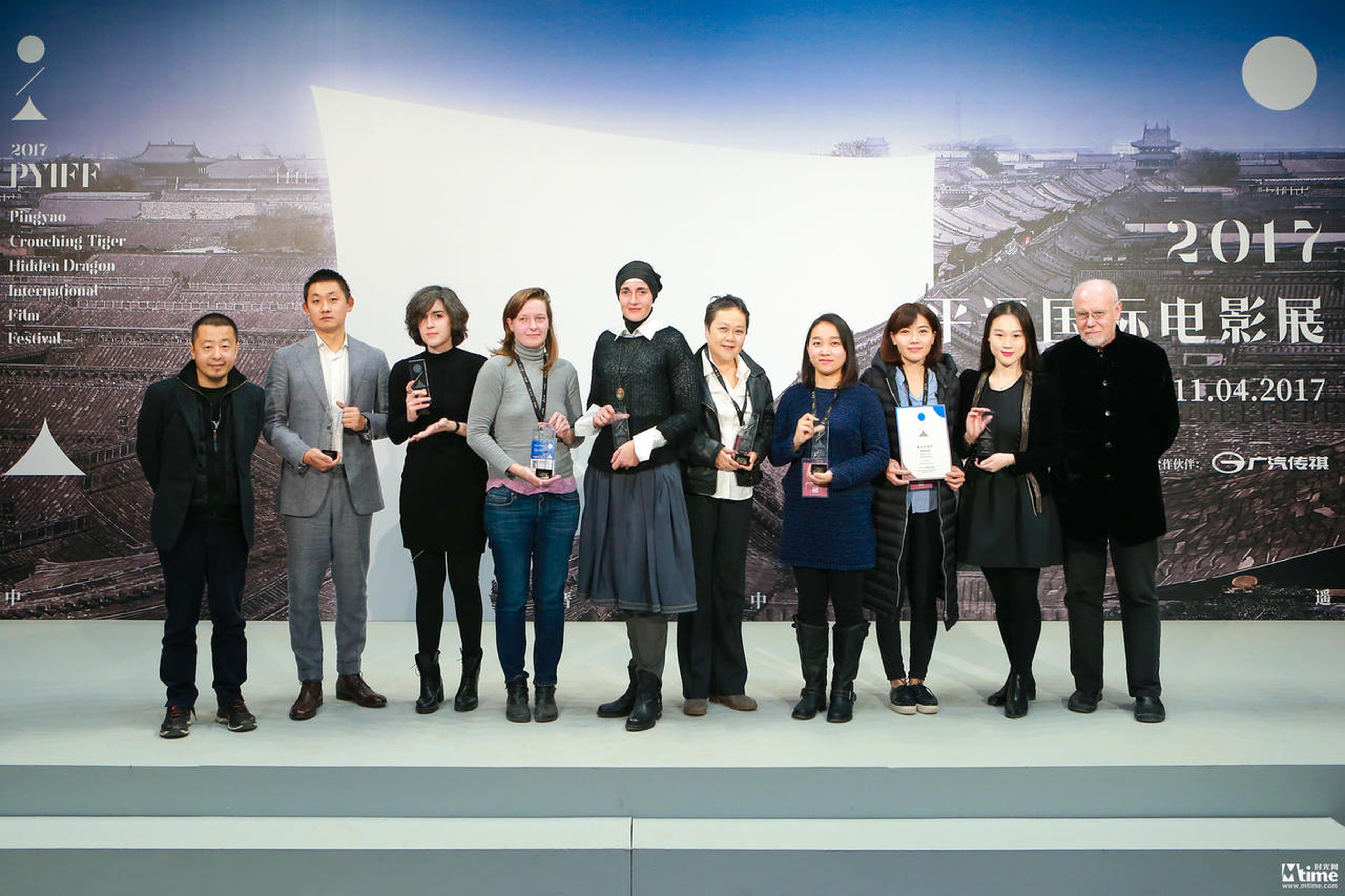 11月4日平遥国际电影展观众票选荣誉仪式现场，所有荣誉获得者与影展创始人贾樟柯导演，及影展艺术总监马可·穆勒先生合影