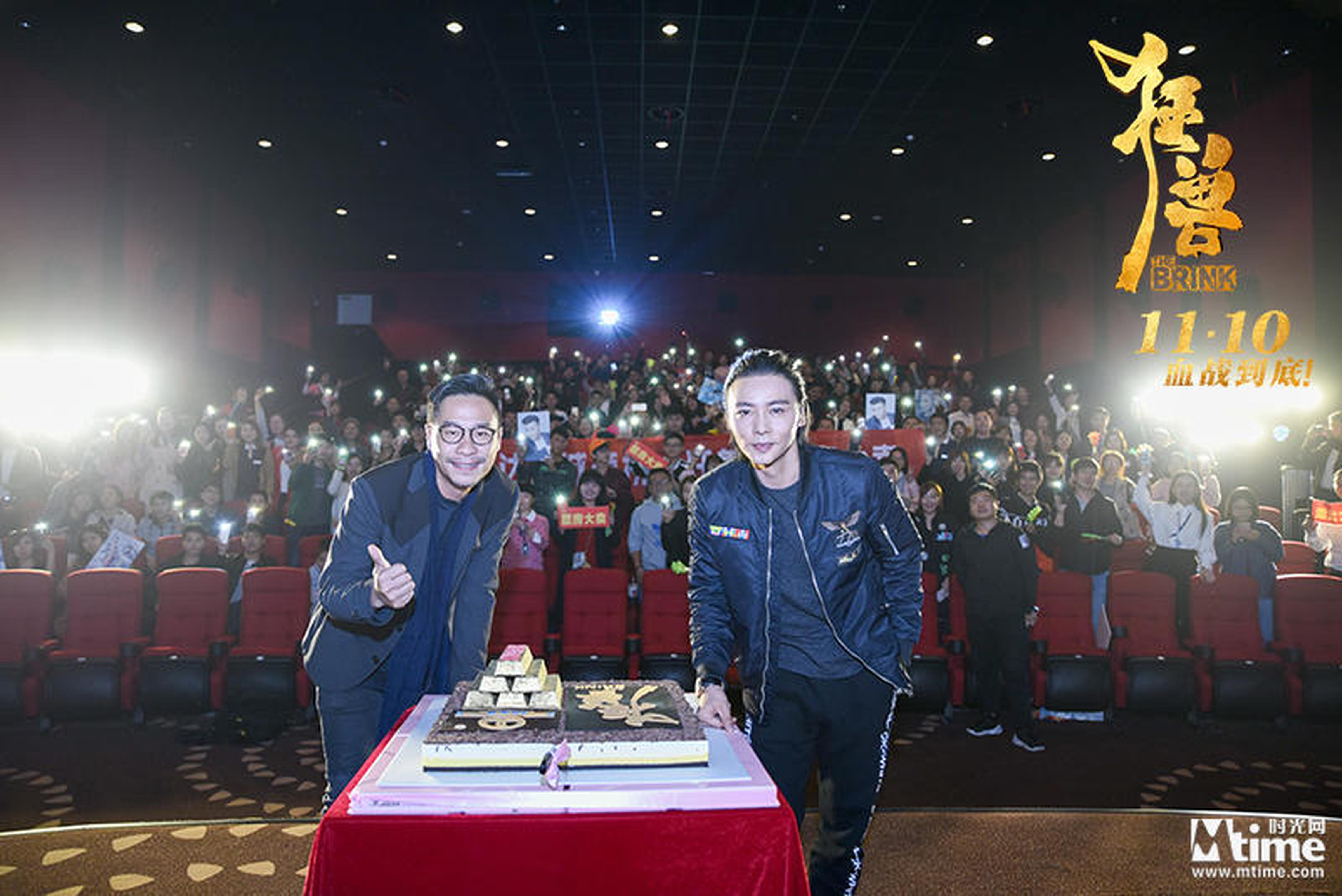张晋李子俊与粉丝合影
