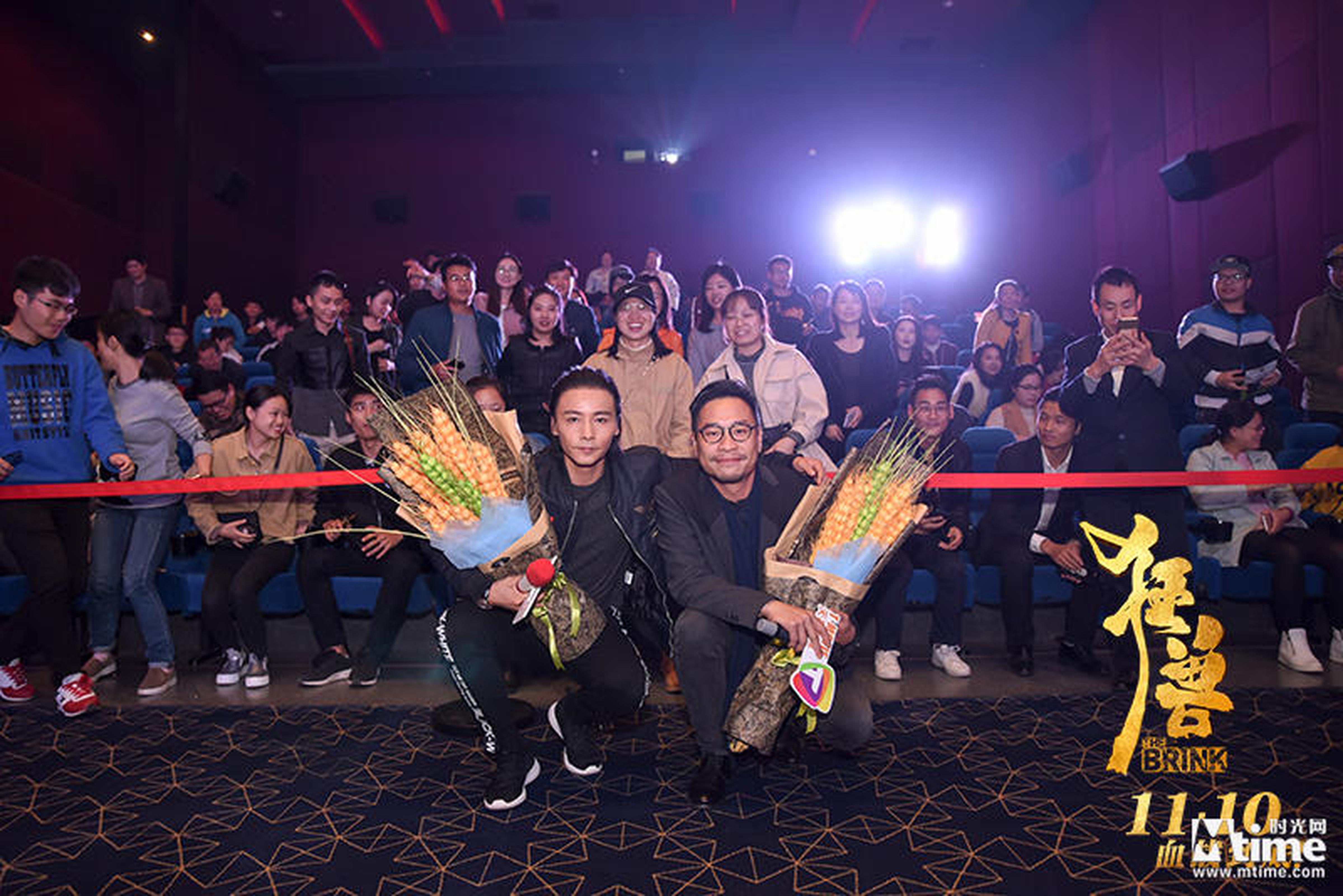 张晋李子俊与粉丝合影