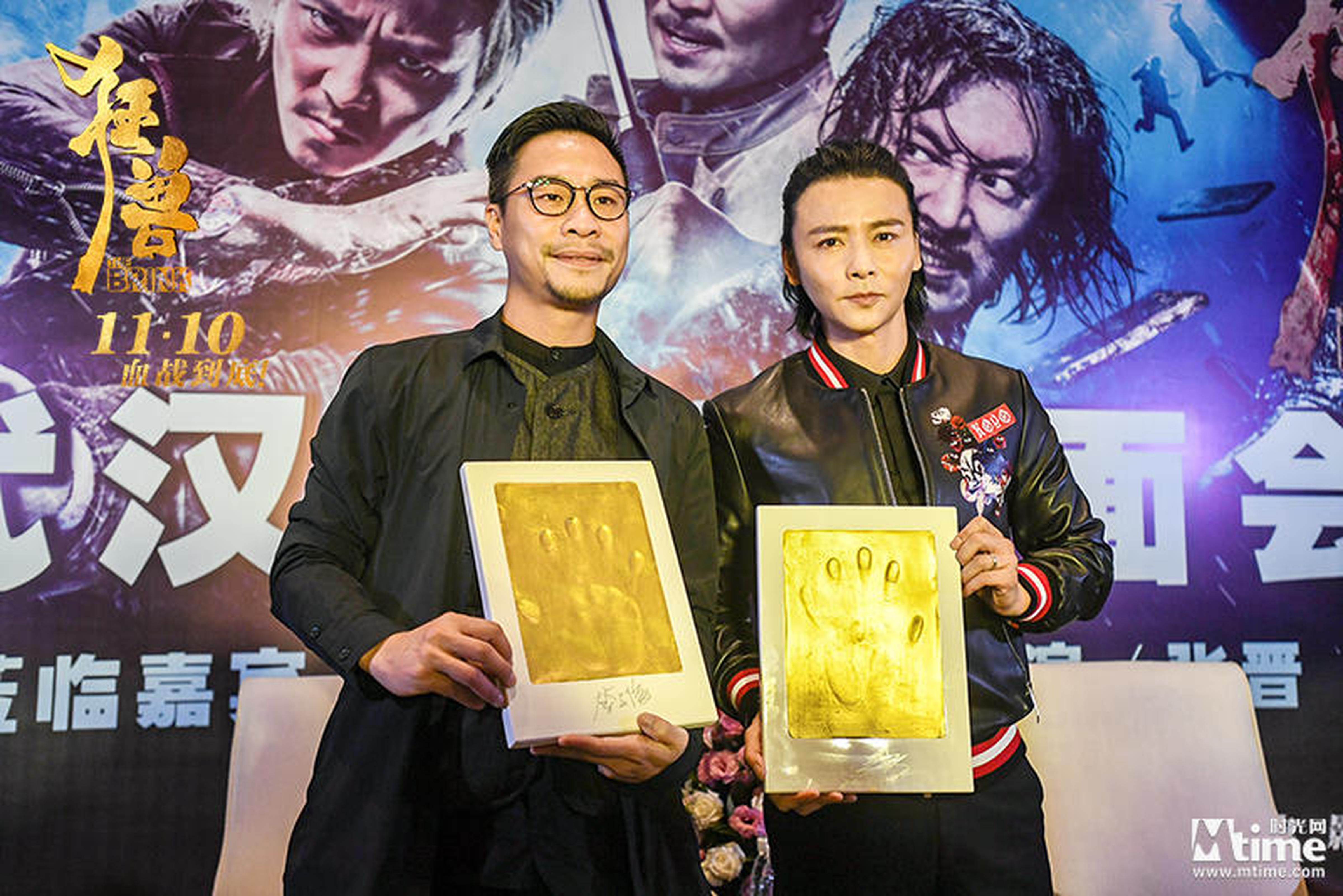 导演李子俊与张晋按手印留念