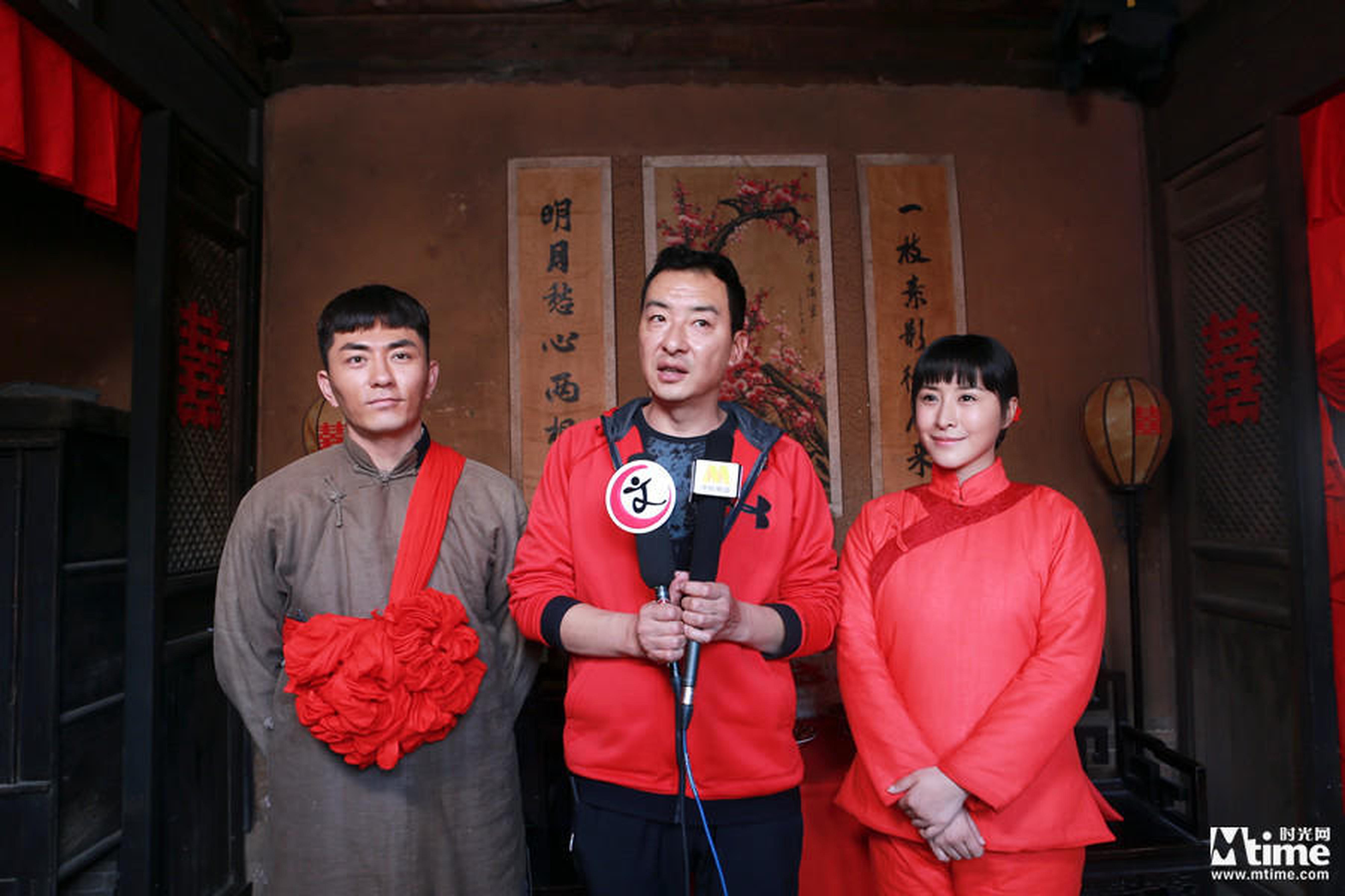 导演郝平（中）与主演王雅捷、张宁江接受采访