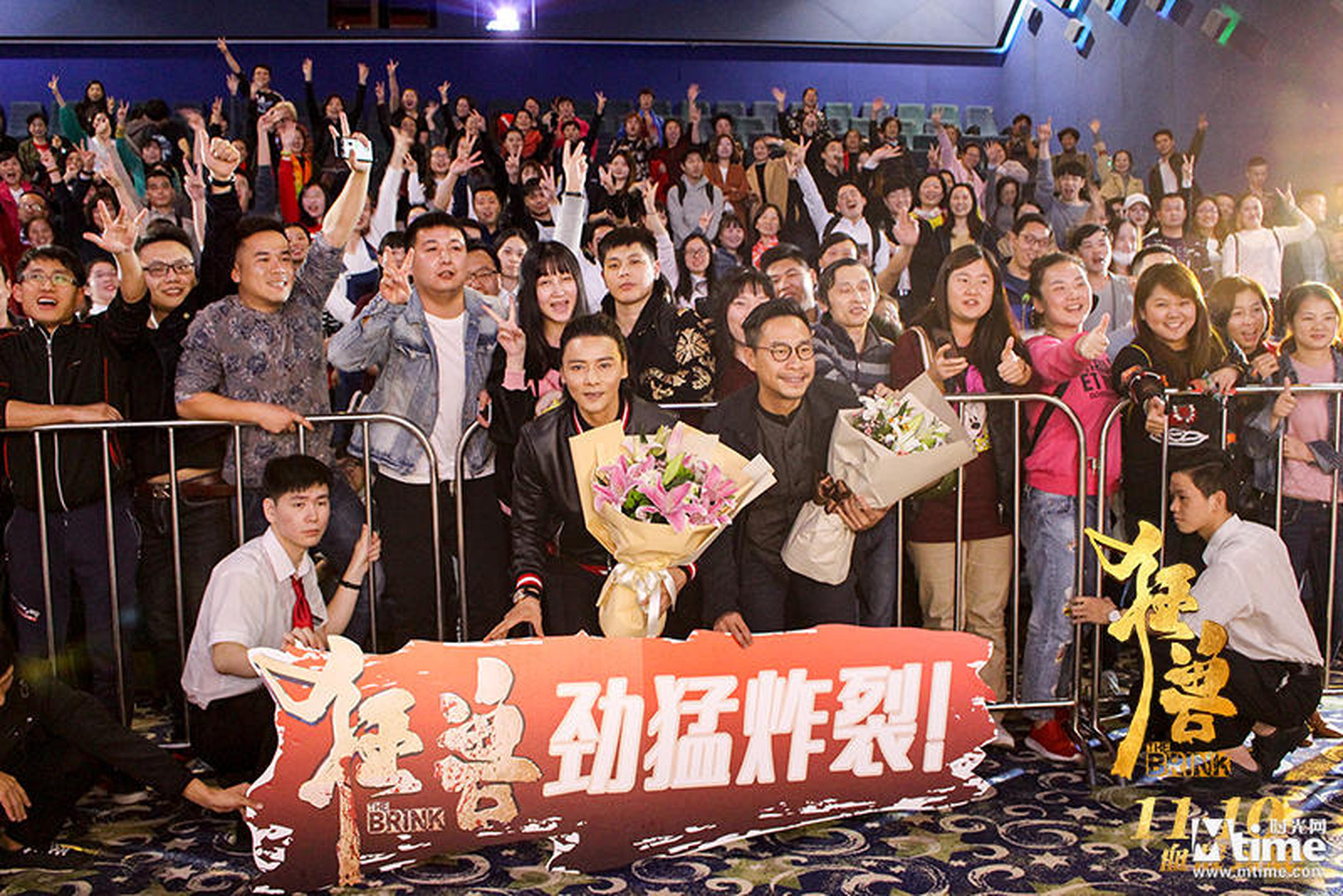 张晋李子俊与现场粉丝合影