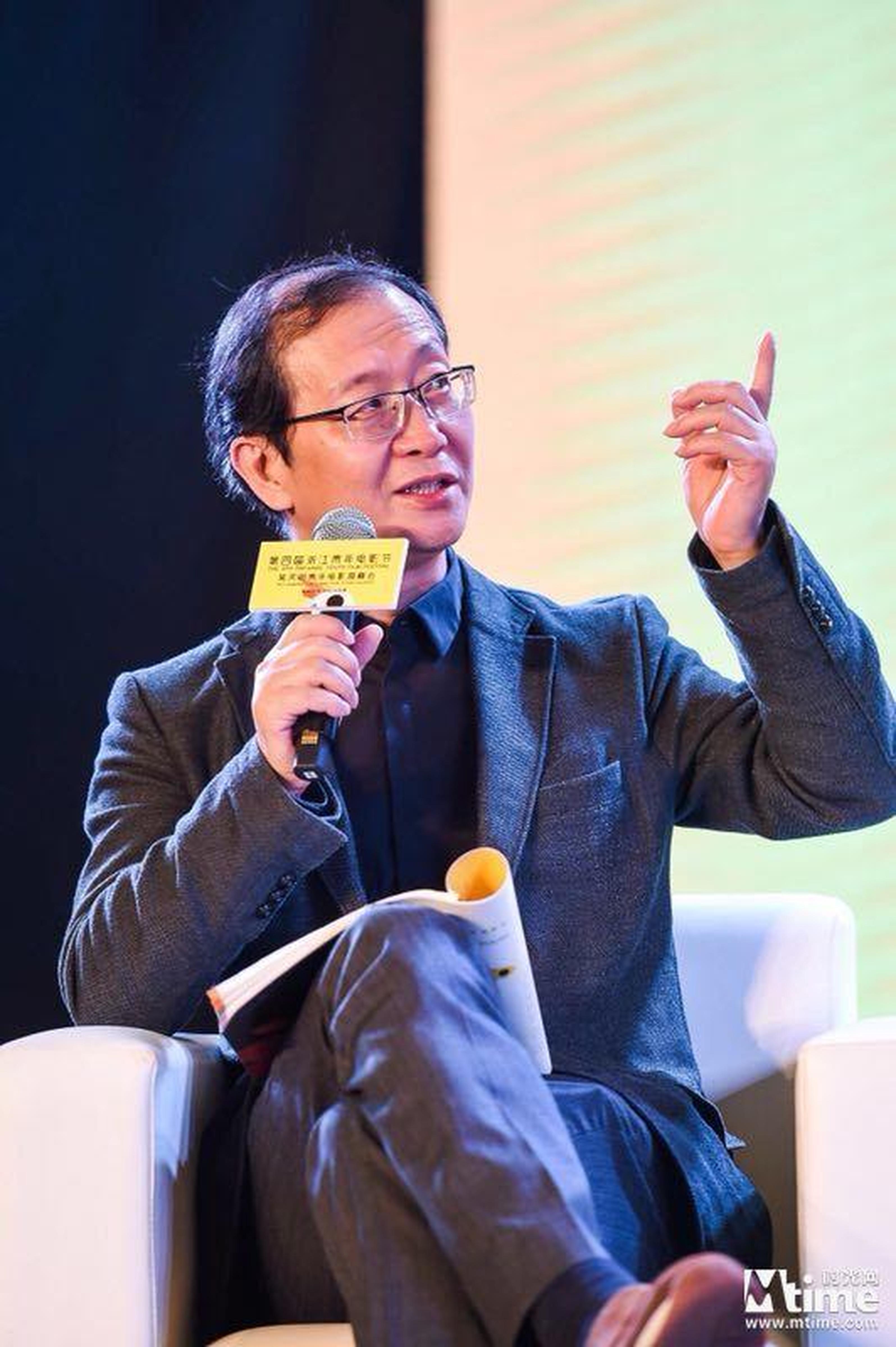 清华大学新闻与传播学院教授、影视传播研究中心主任尹鸿作为论坛主持人
